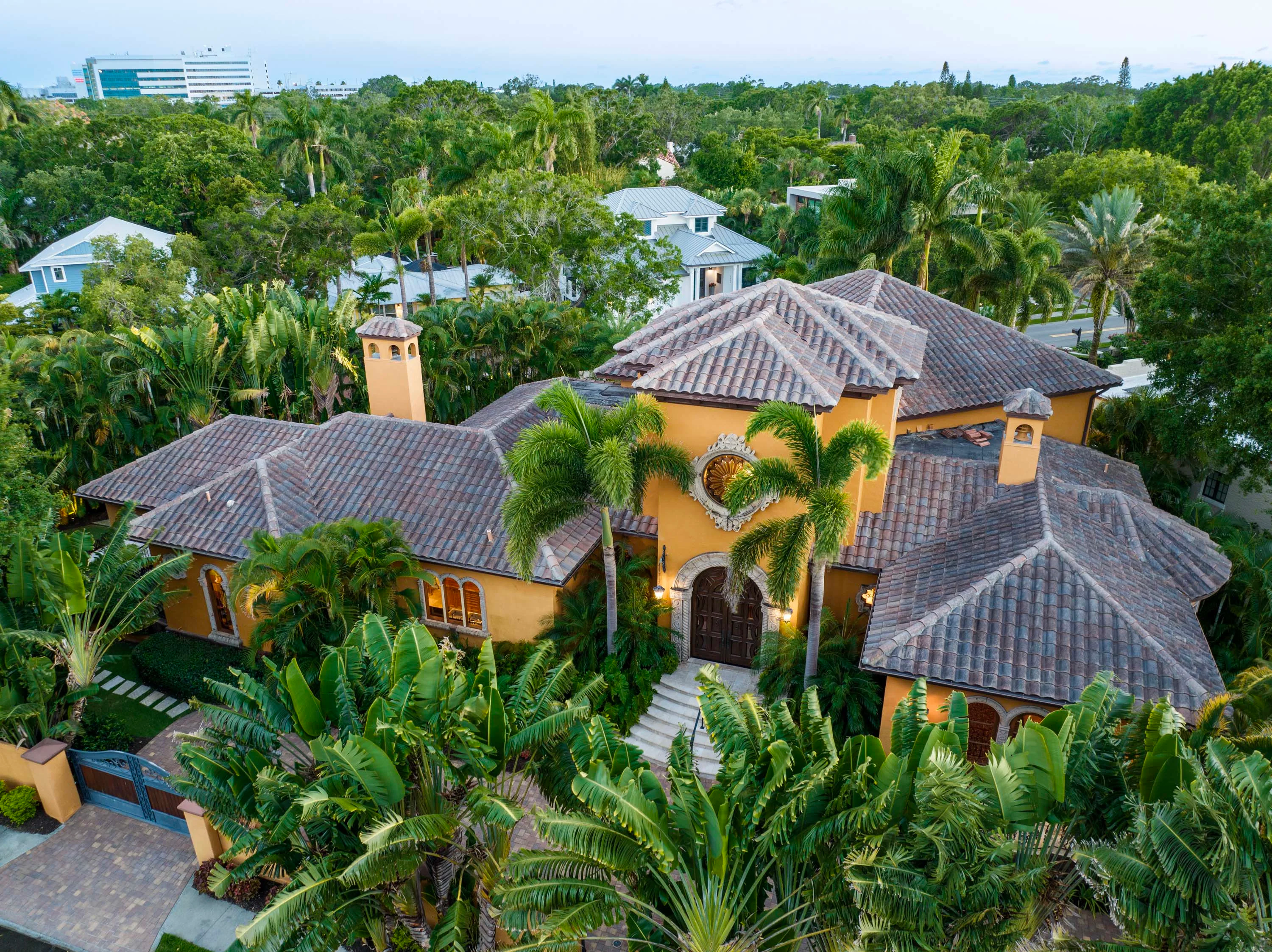 1924 Lincoln Drive, Sarasota, Florida 34236 - 1_-_1924_LNCOLN_RD_HR_ADJ_005_cjh7h4