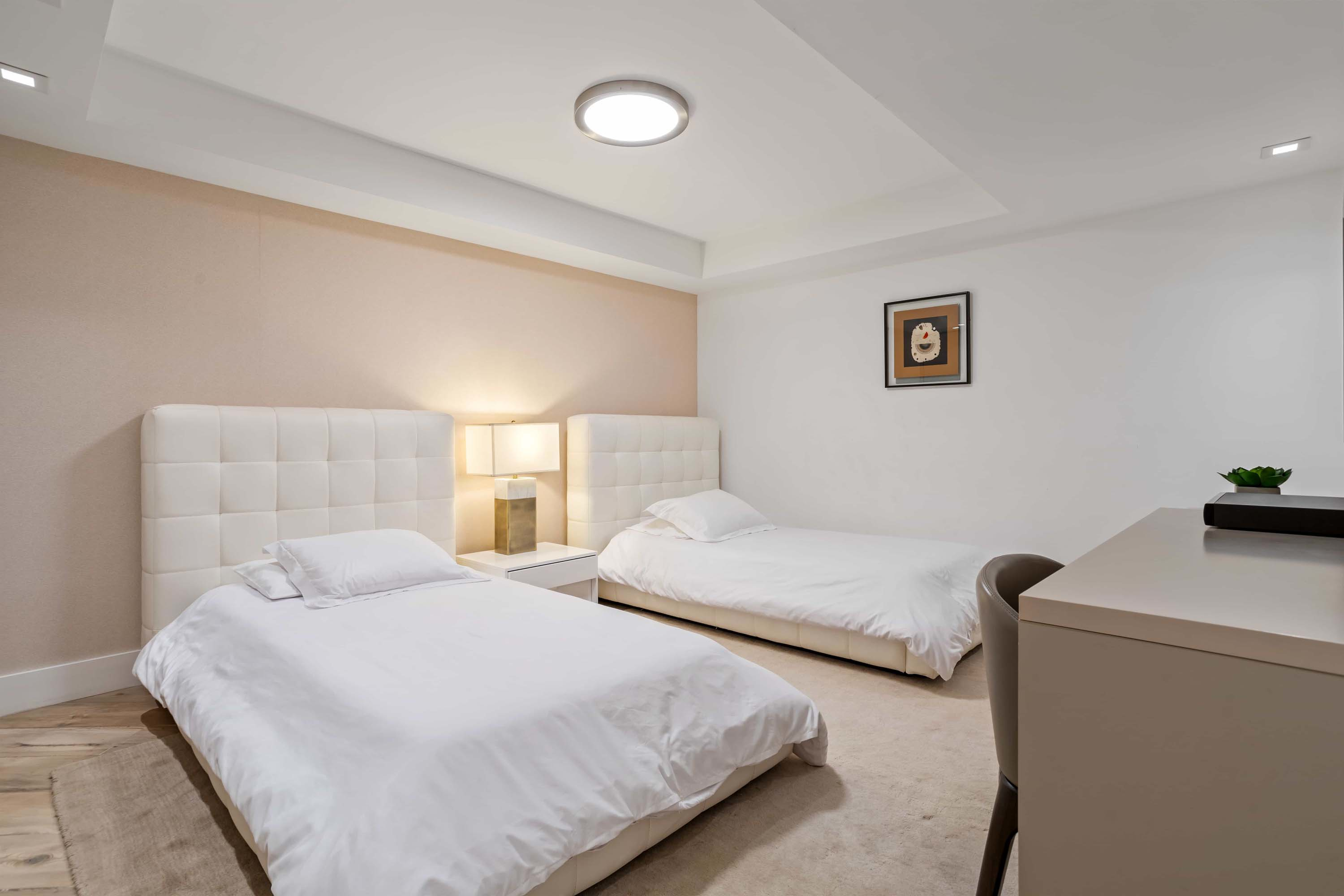 18 2301 Collins Ave Apt 1432 - Luxury Real Estate - Concierge Auctions