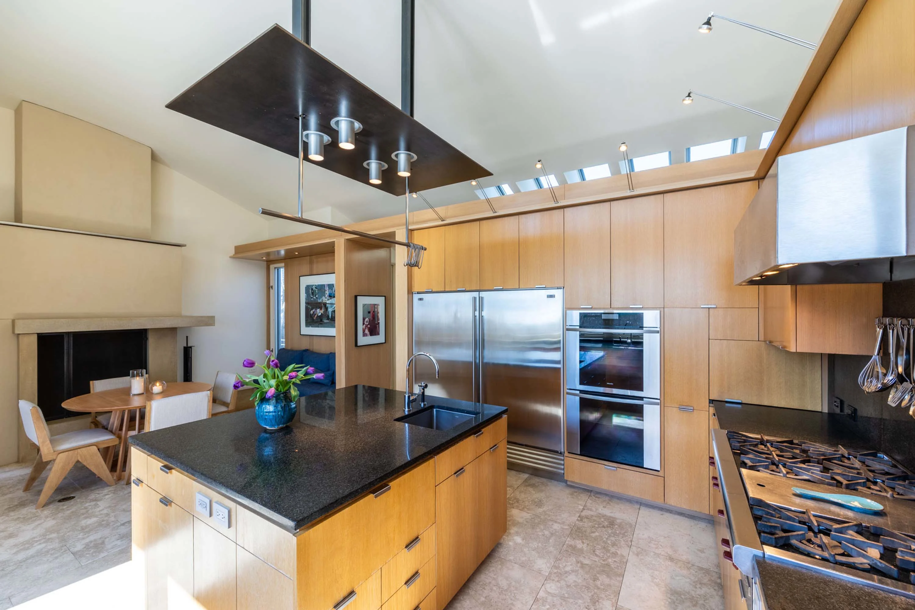 Chilmark House | 8 Snail Road, Chilmark, Martha's Vineyard, Massachusetts 02535 - 18_-_Kitchen_1_fqtfsc