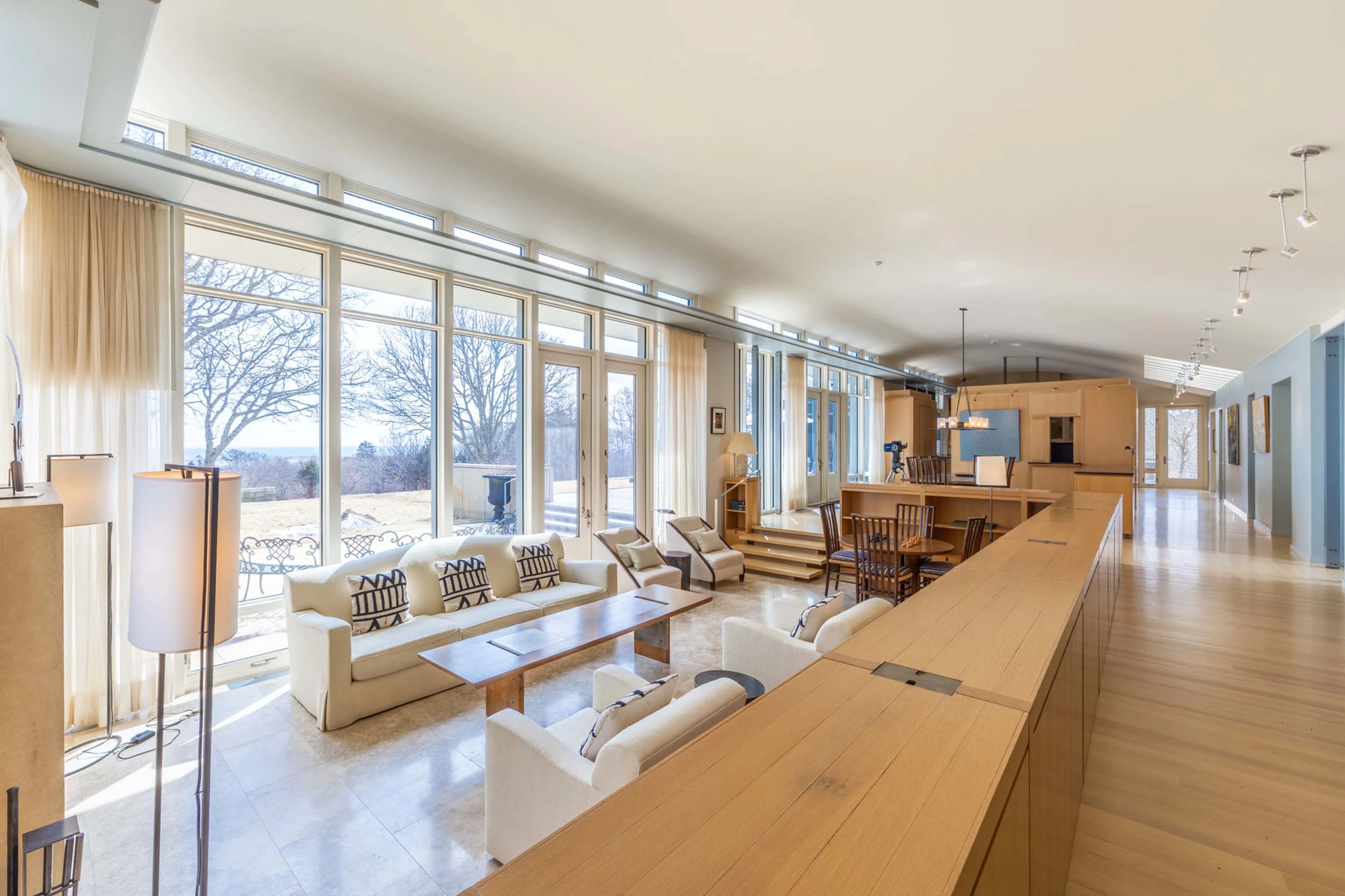 Chilmark House | 8 Snail Road, Chilmark, Martha's Vineyard, Massachusetts 02535 - 16_-_Open_living_area_tvvkua