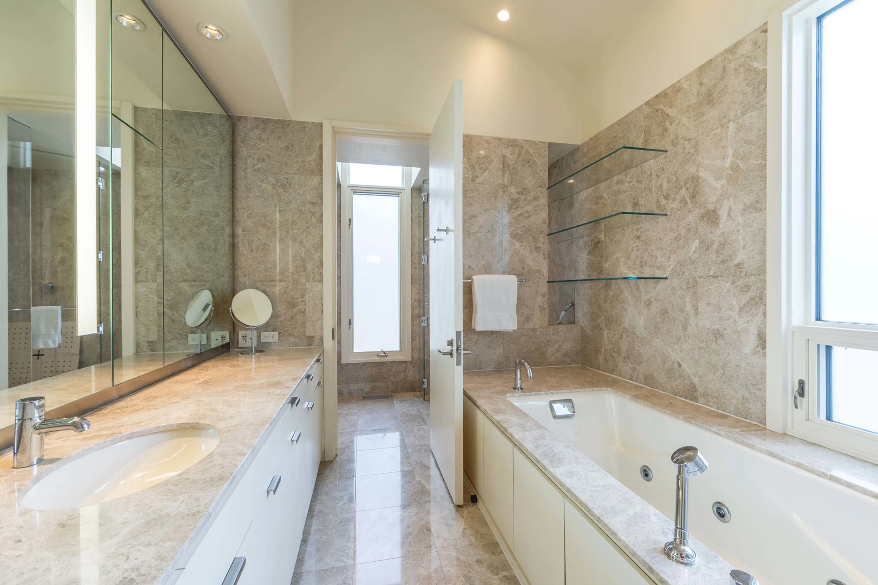Chilmark House | 8 Snail Road, Chilmark, Martha's Vineyard, Massachusetts 02535 - 28_-_Primary_Bath_2_lez0ct
