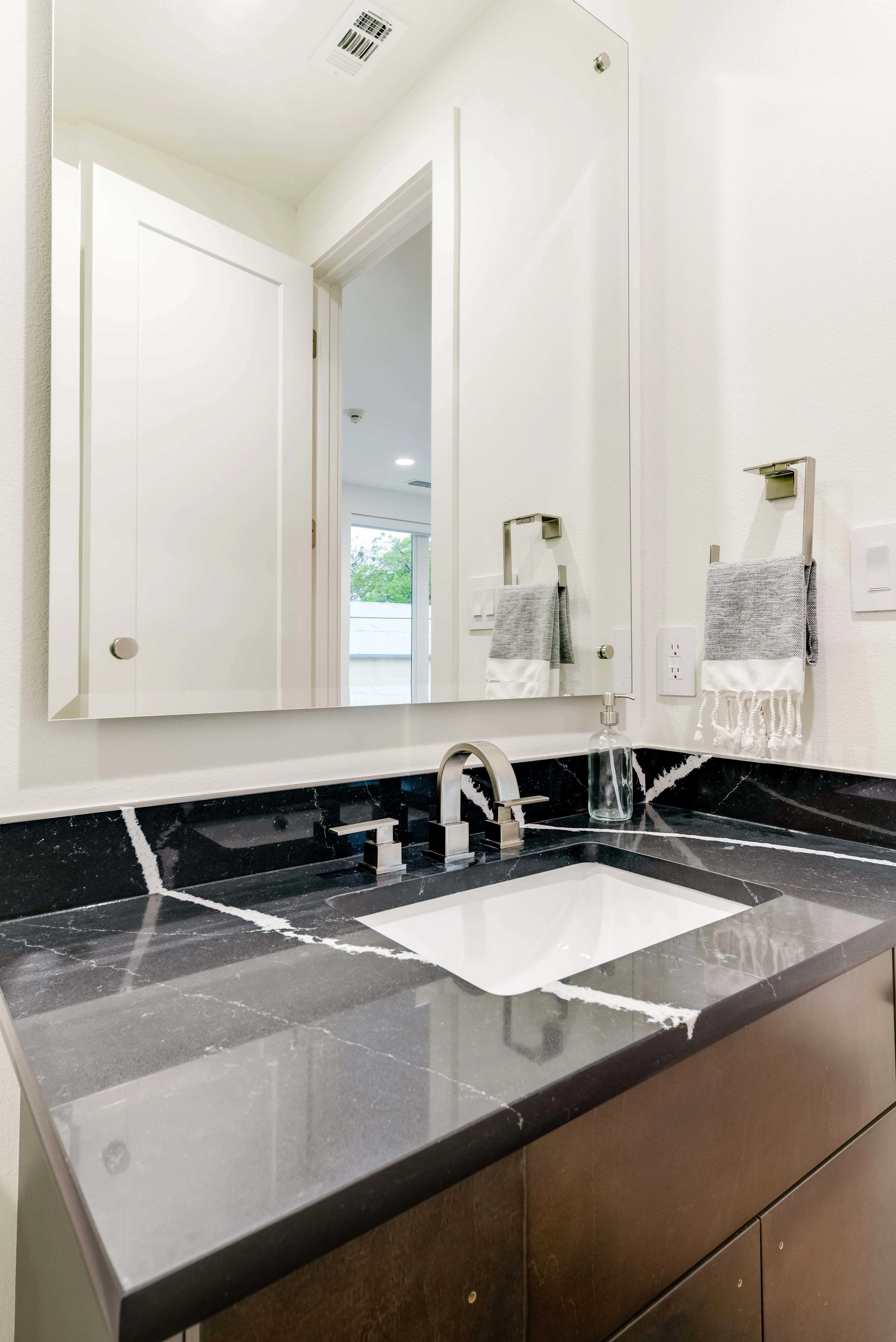 2934 North Hall Street, Dallas, Texas 75204 - 2934-north-hall-street-dallas-texas_17_enlsnk