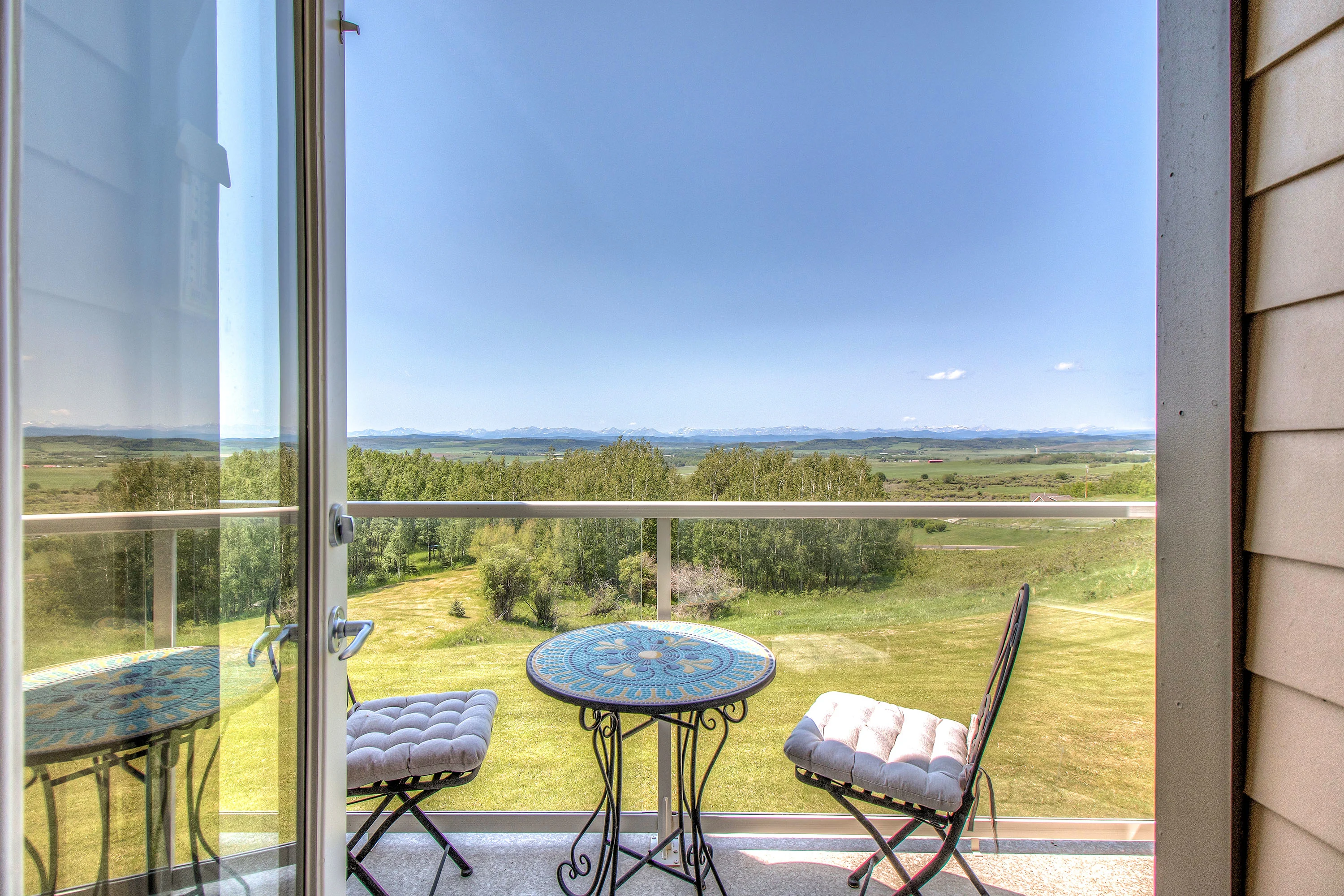290156 160 Street W, Near Calgary, Alberta T2J 2P9, Canada - 290156-160-street-rural-foothills-county-alberta-canada24_jop2ls