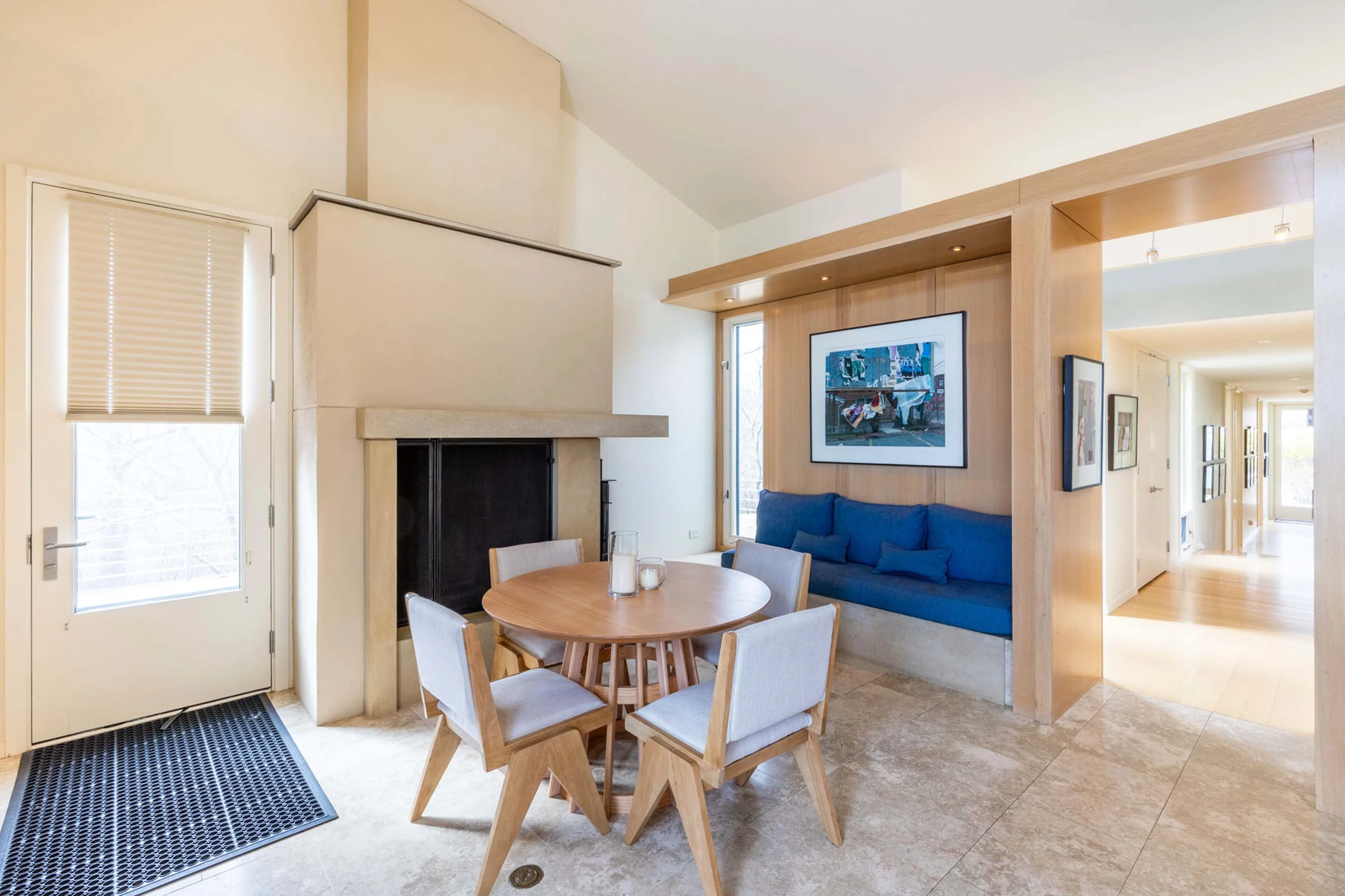 Chilmark House | 8 Snail Road, Chilmark, Martha's Vineyard, Massachusetts 02535 - 20_-_Sitting_room_off_kitchen_xirvrc