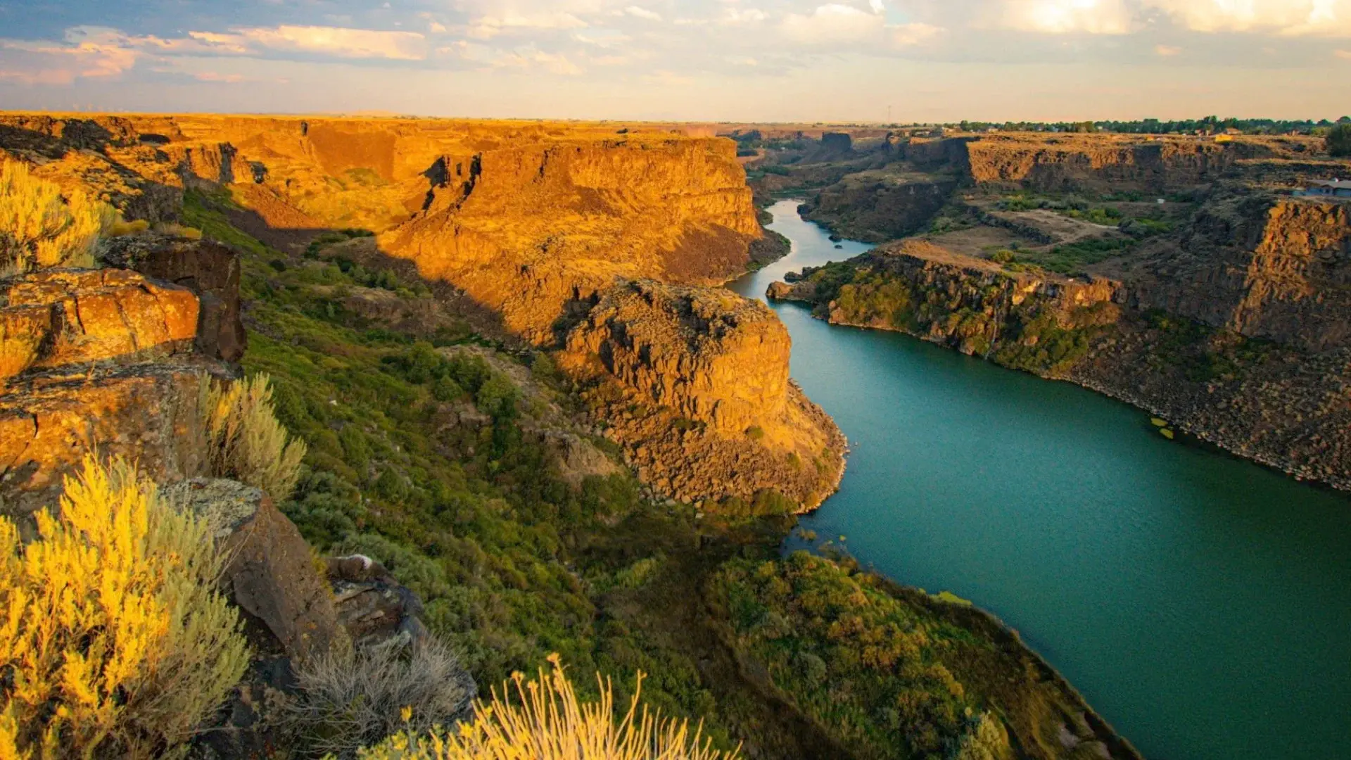 200 acres of stunning canyons, rivers, & streams, surrounded by 8,000ac of protected land on the Snake River form a blank canvas for limitless opportunity in Idaho’s Magic Valley.