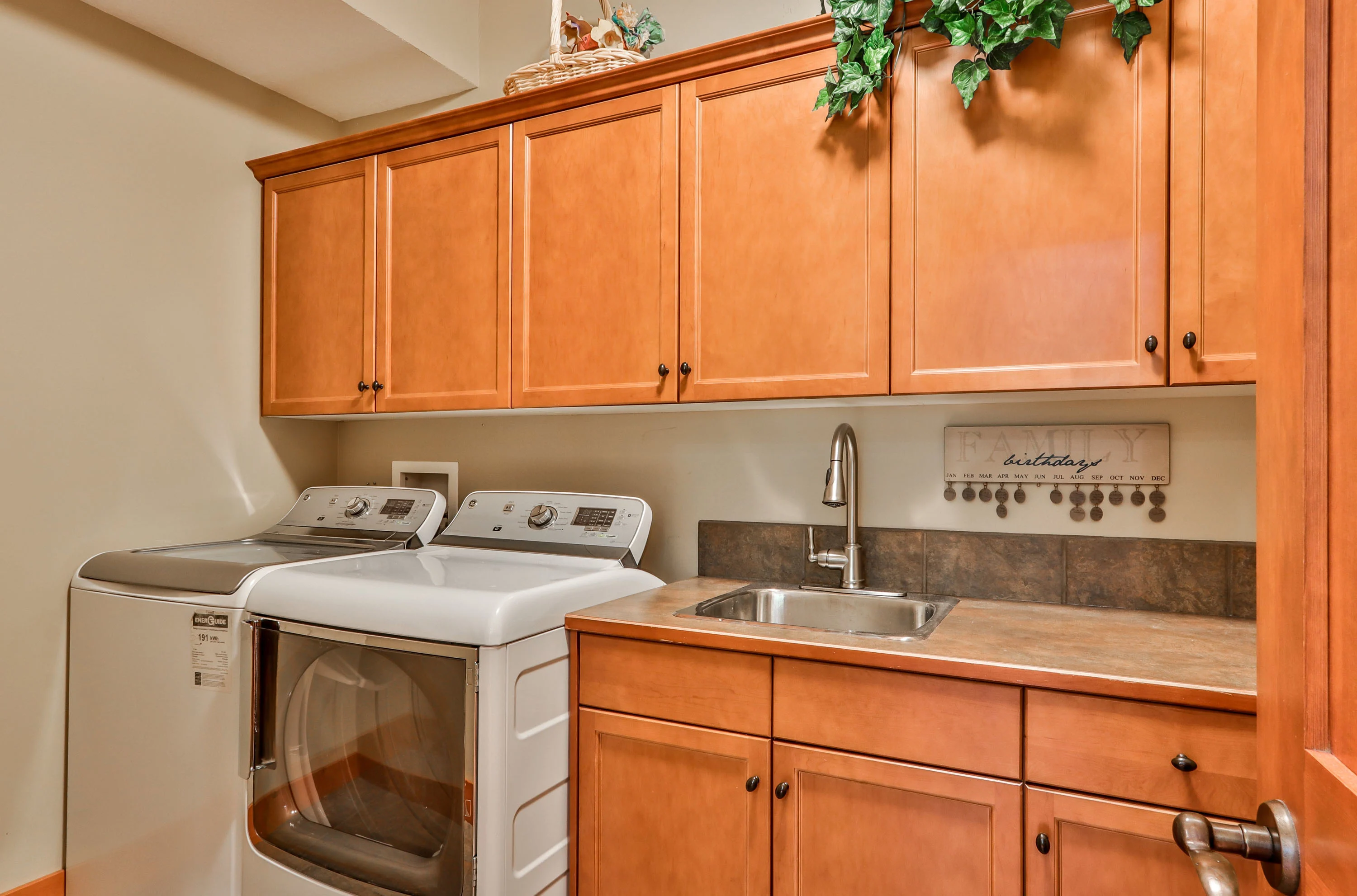 251 Miskow Close, Canmore, Alberta T1W 3G7, Canada - 251-miskow-close-canmore-alberta-canada29_irmzot
