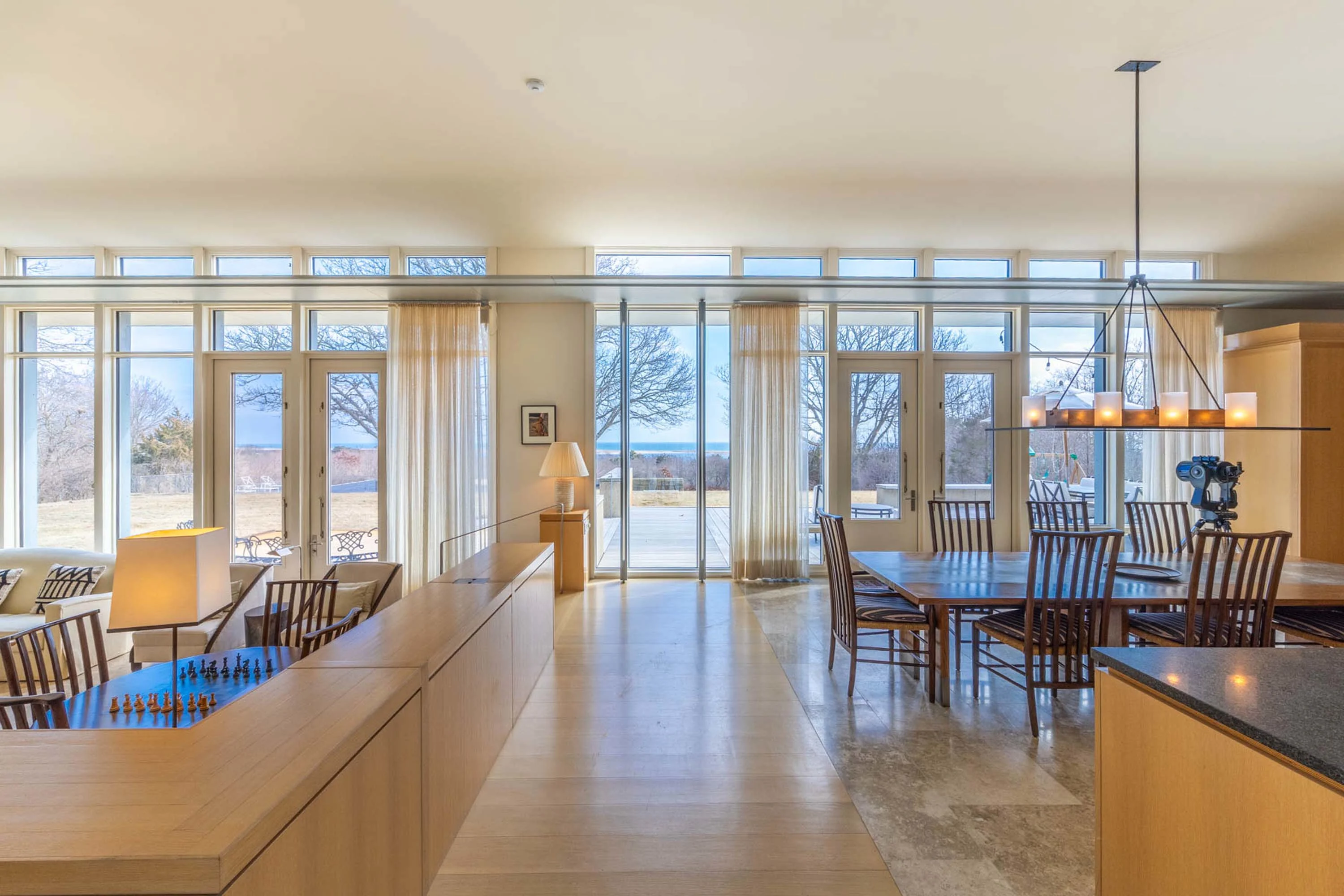 Chilmark House | 8 Snail Road, Chilmark, Martha's Vineyard, Massachusetts 02535 - 9_-_Dining_room_with_view_k5ggr9