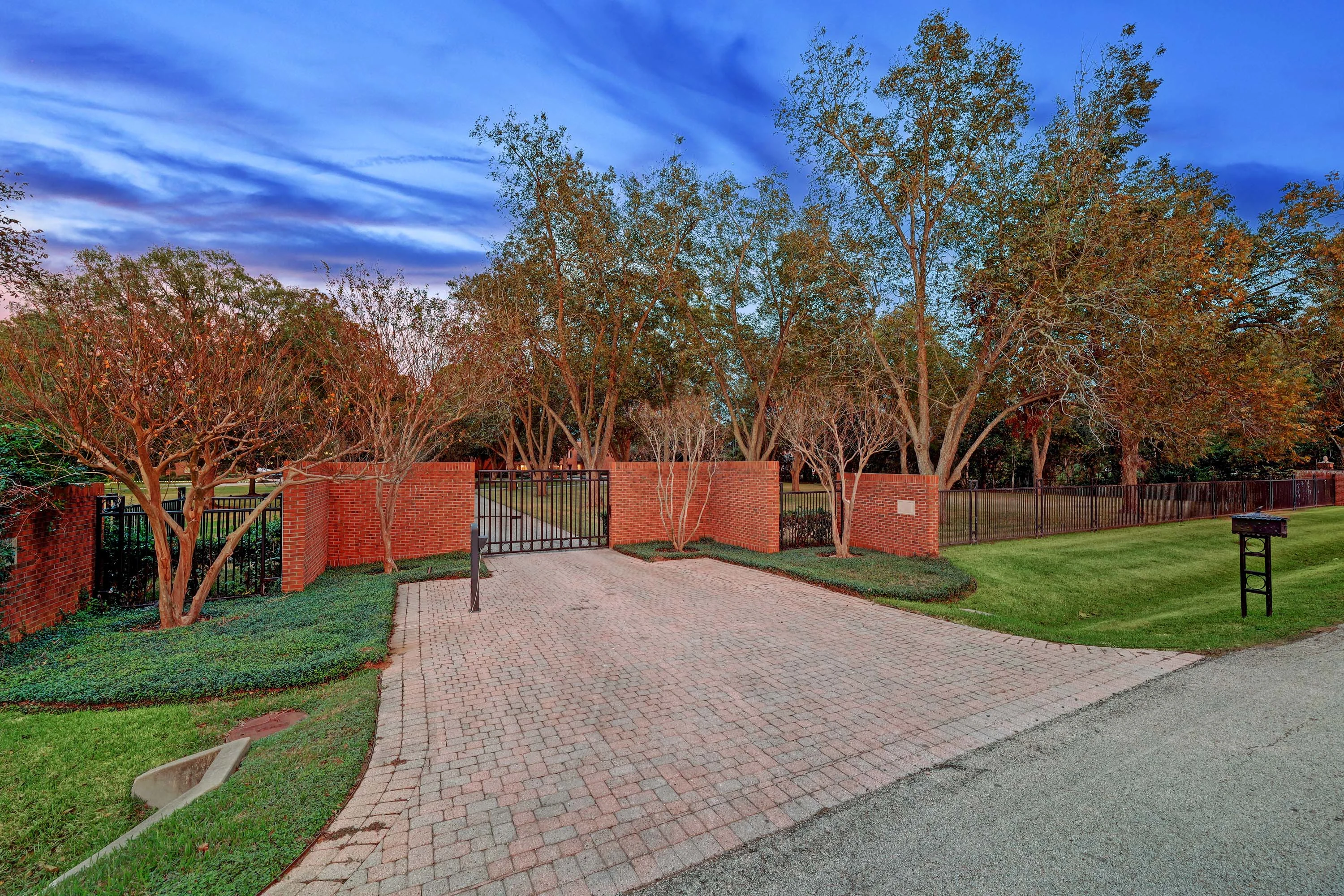 427 West Alkire Lake Drive, Sugar Land, Houston Area, Texas 77478 - 4_-_Alkire_Lake_W_427_IMG_013_1_1Front_gate_z6sor3