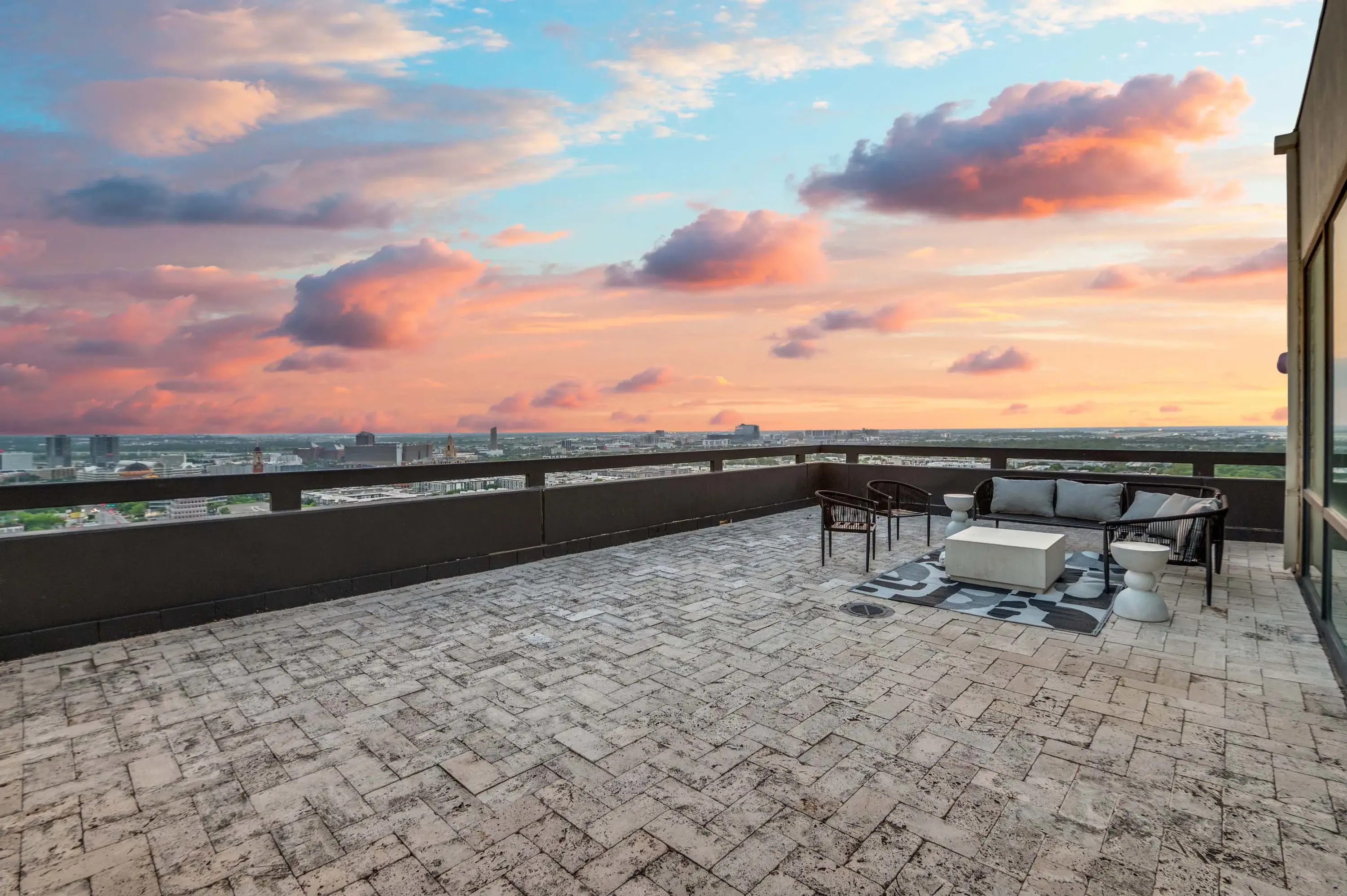 3111 Welborn Street #1703, Dallas, Texas 75219 - 34_3111_Welborn_Street_1703_1_hvbfkr