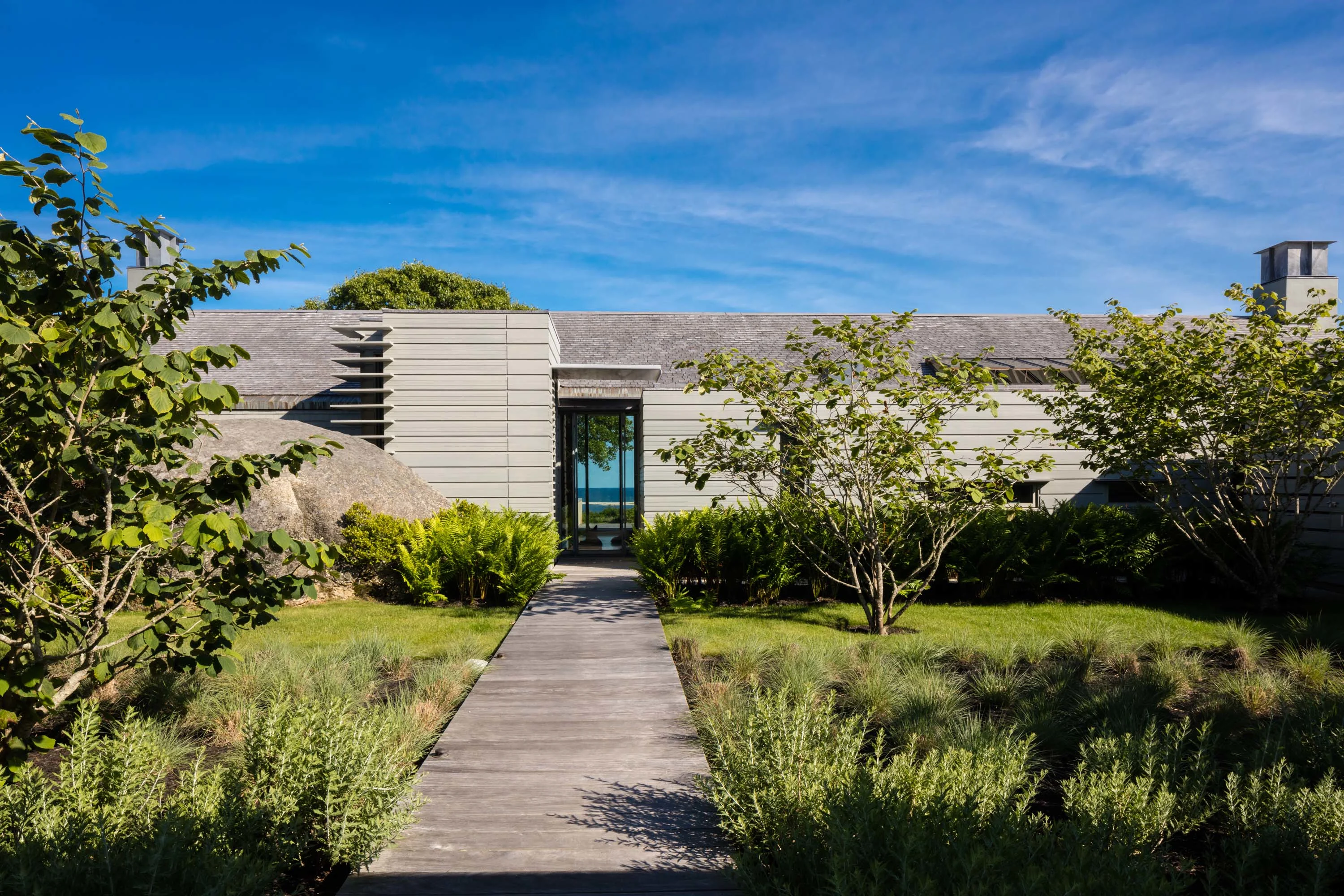 Chilmark House | 8 Snail Road, Chilmark, Martha's Vineyard, Massachusetts 02535 - 2_-_front_of_house_wjmpy7