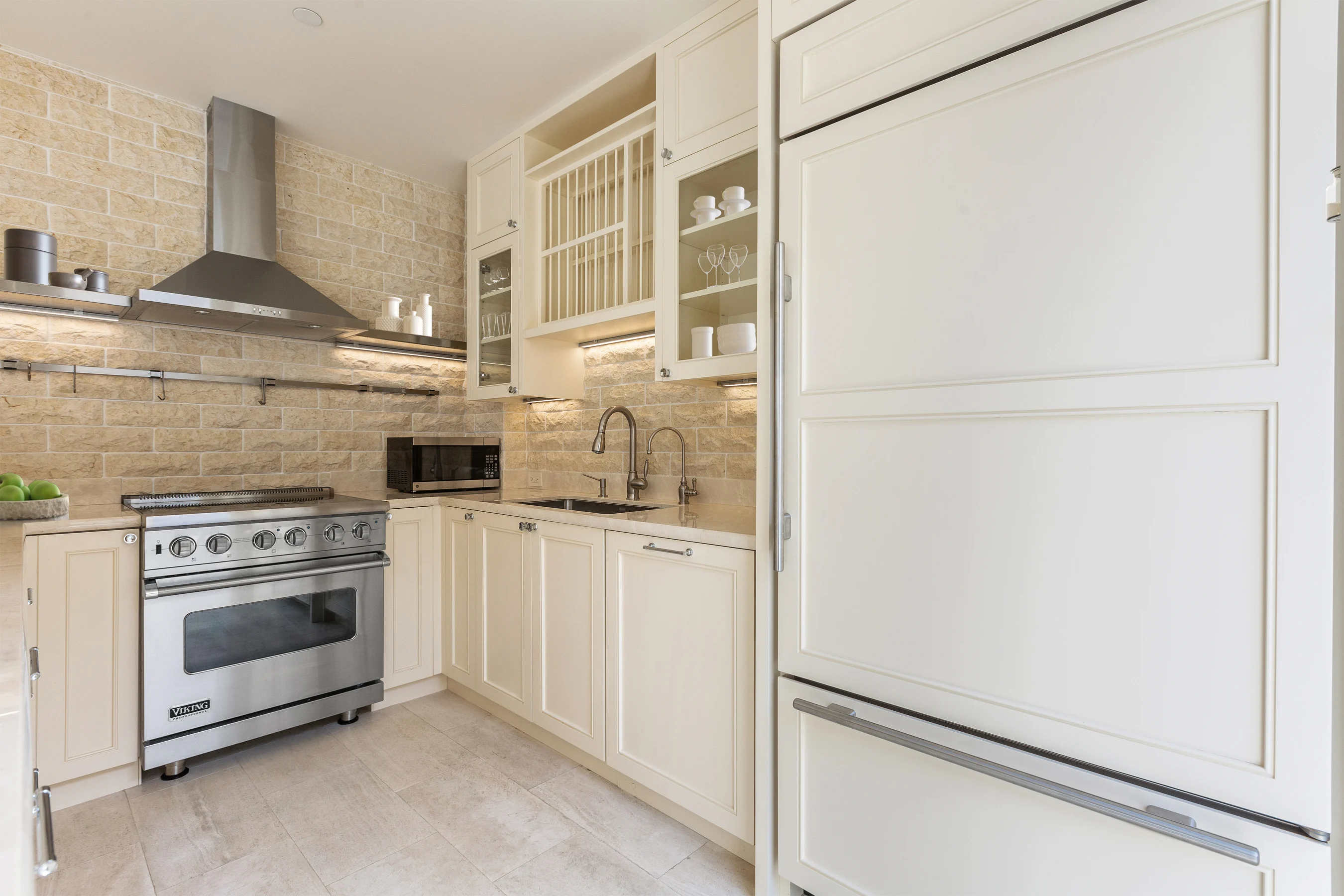 611 Washington Street, #2109, San Francisco, California 94111 - 6_-_611-washington-street_Kitchen_Virtually_Staged_knvwar