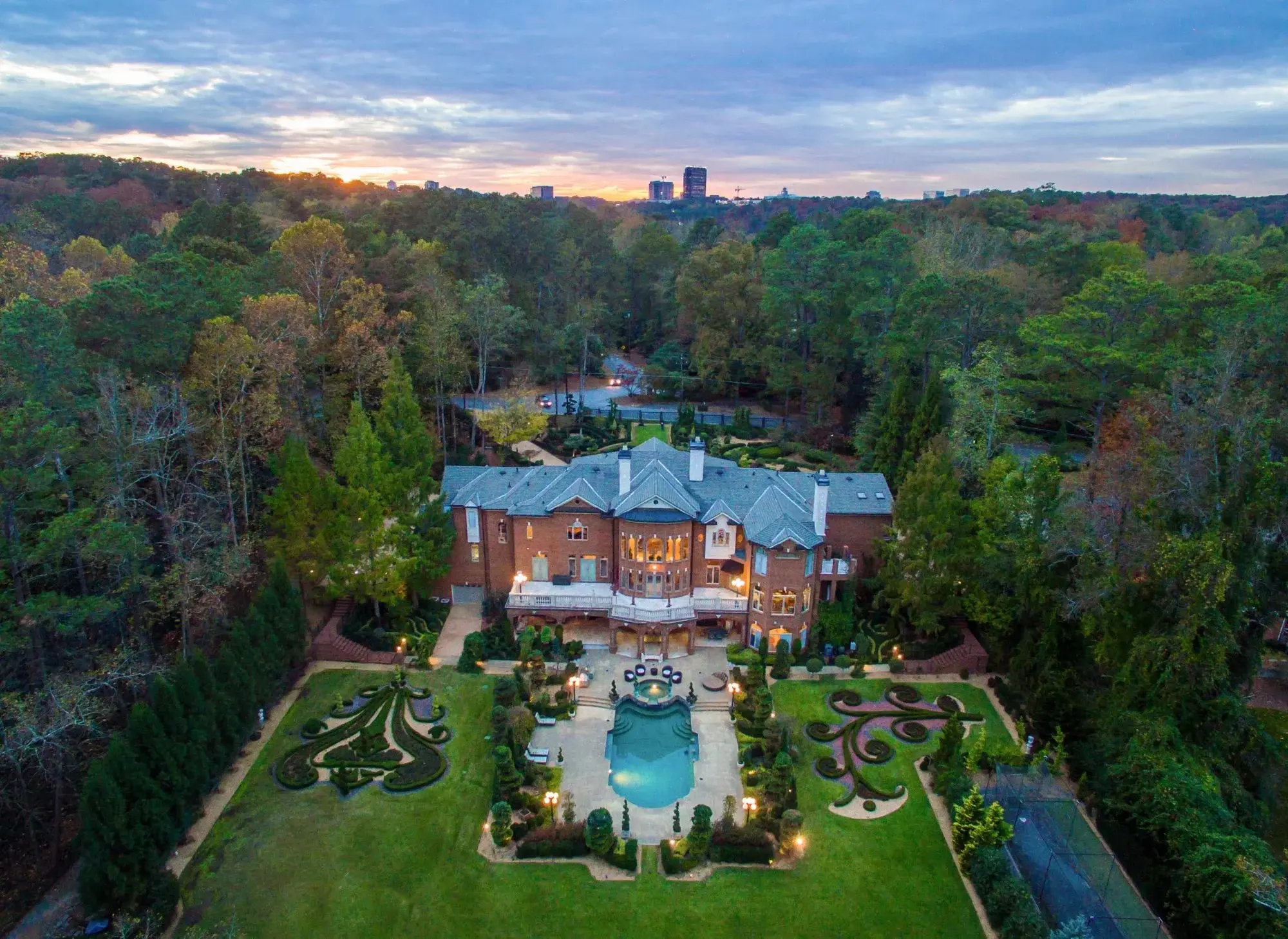 A favored Hollywood film location, Chateau De L’Imaginaire features grand-scale entertaining spaces and pristine European-inspired gardens.