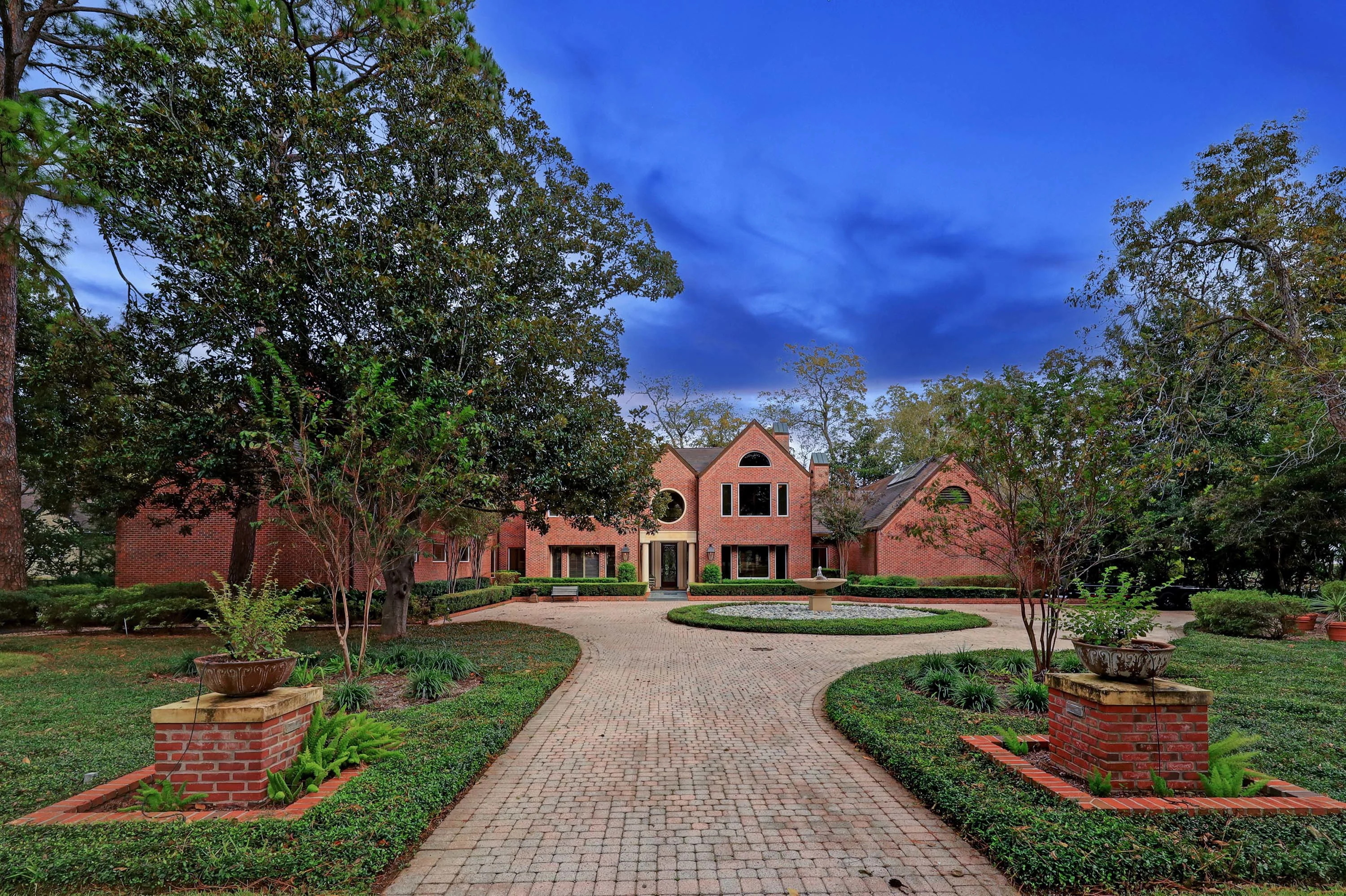 427 West Alkire Lake Drive, Sugar Land, Houston Area, Texas 77478 - 7_-_Alkire_Lake_W_427_IMG_002_Front_of_House_1_1_Z_gjxcyw