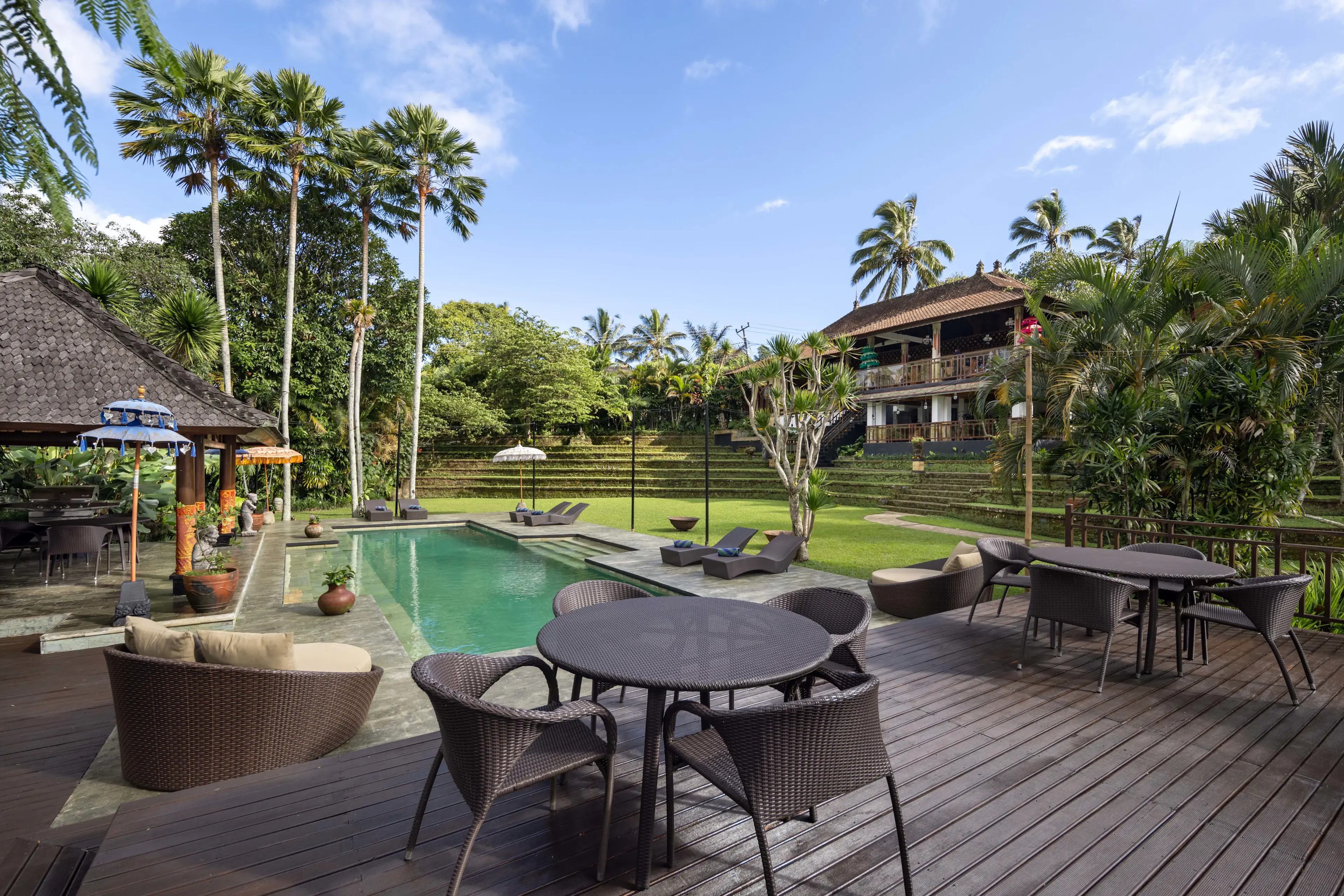 Alassari Resort offers luxury, nature immersion, and seamless indoor-outdoor living amid teak carvings, bamboo ceilings, and panoramic views.