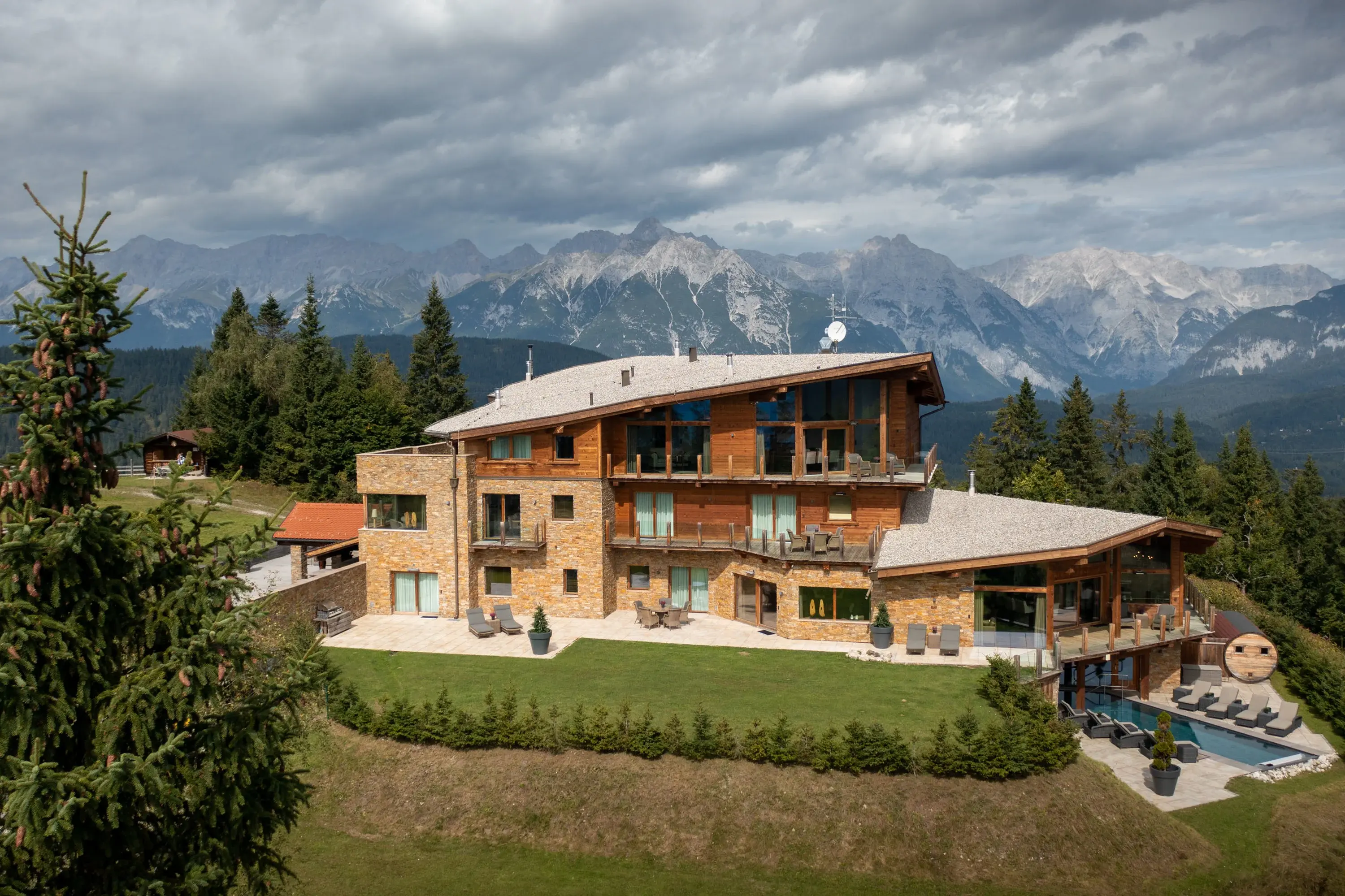 This luxury chalet offers incredible 360-degree mountain views and an infinity-edge pool all within the heart of the Austrian Alps.