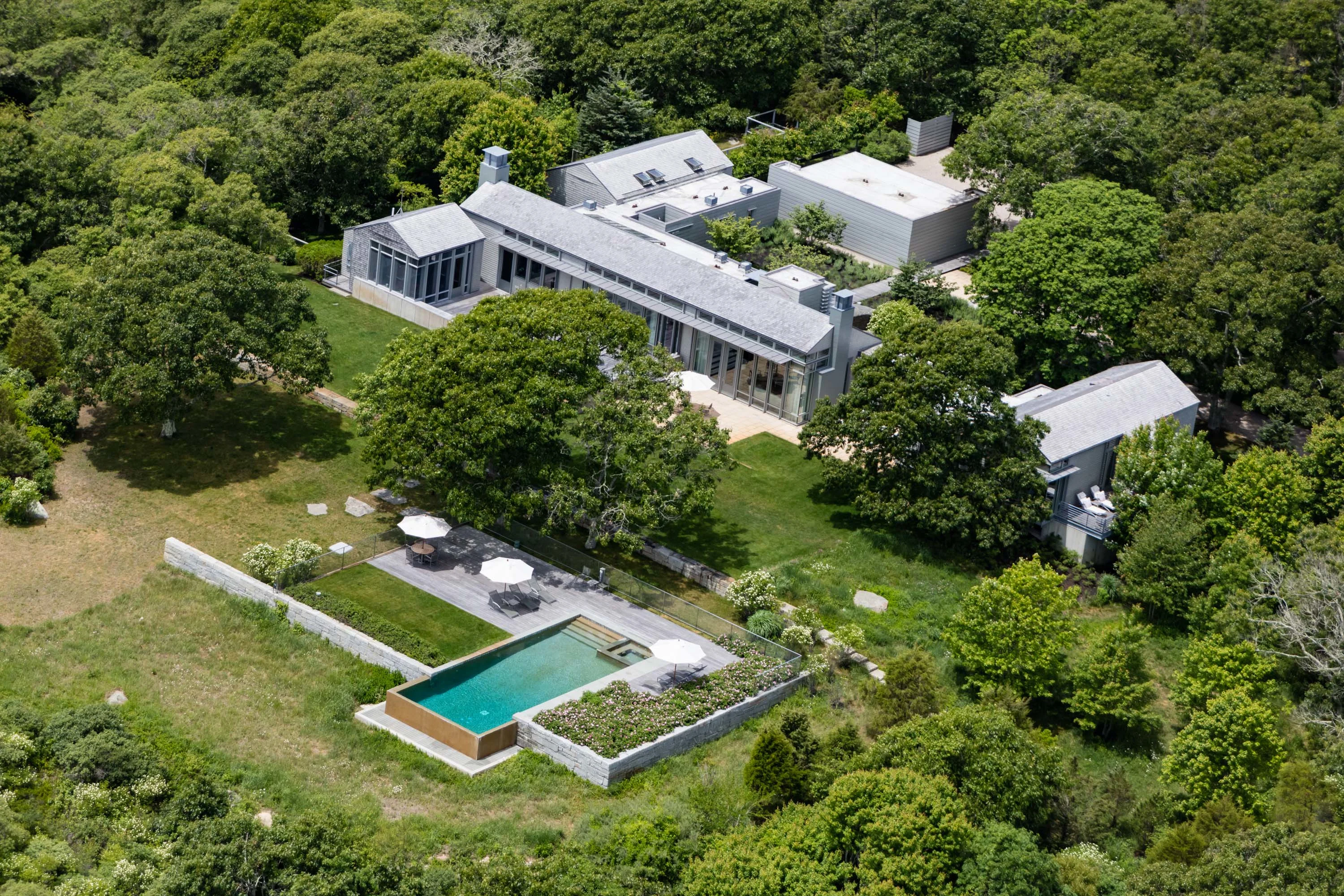 Chilmark House | 8 Snail Road, Chilmark, Martha's Vineyard, Massachusetts 02535 - 53_-_Aerial_view_2_a3kcz5