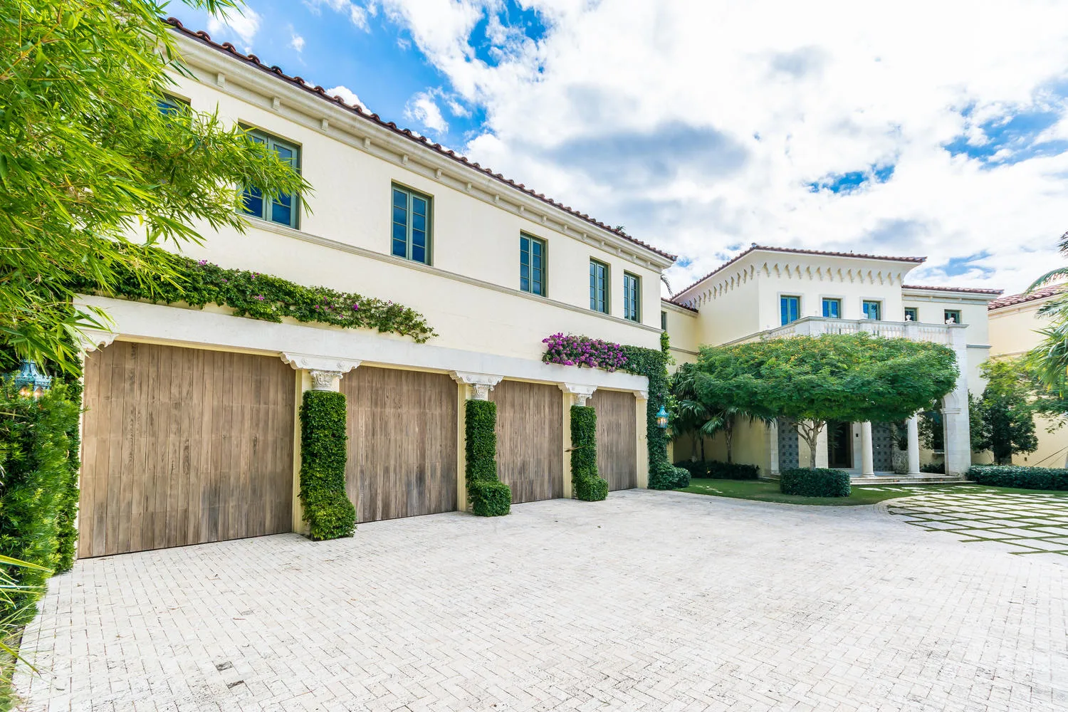 534 Bontona Avenue, Fort Lauderdale, Florida 33301 - garage_front_driveway_cleaner_pic_bbrr5q