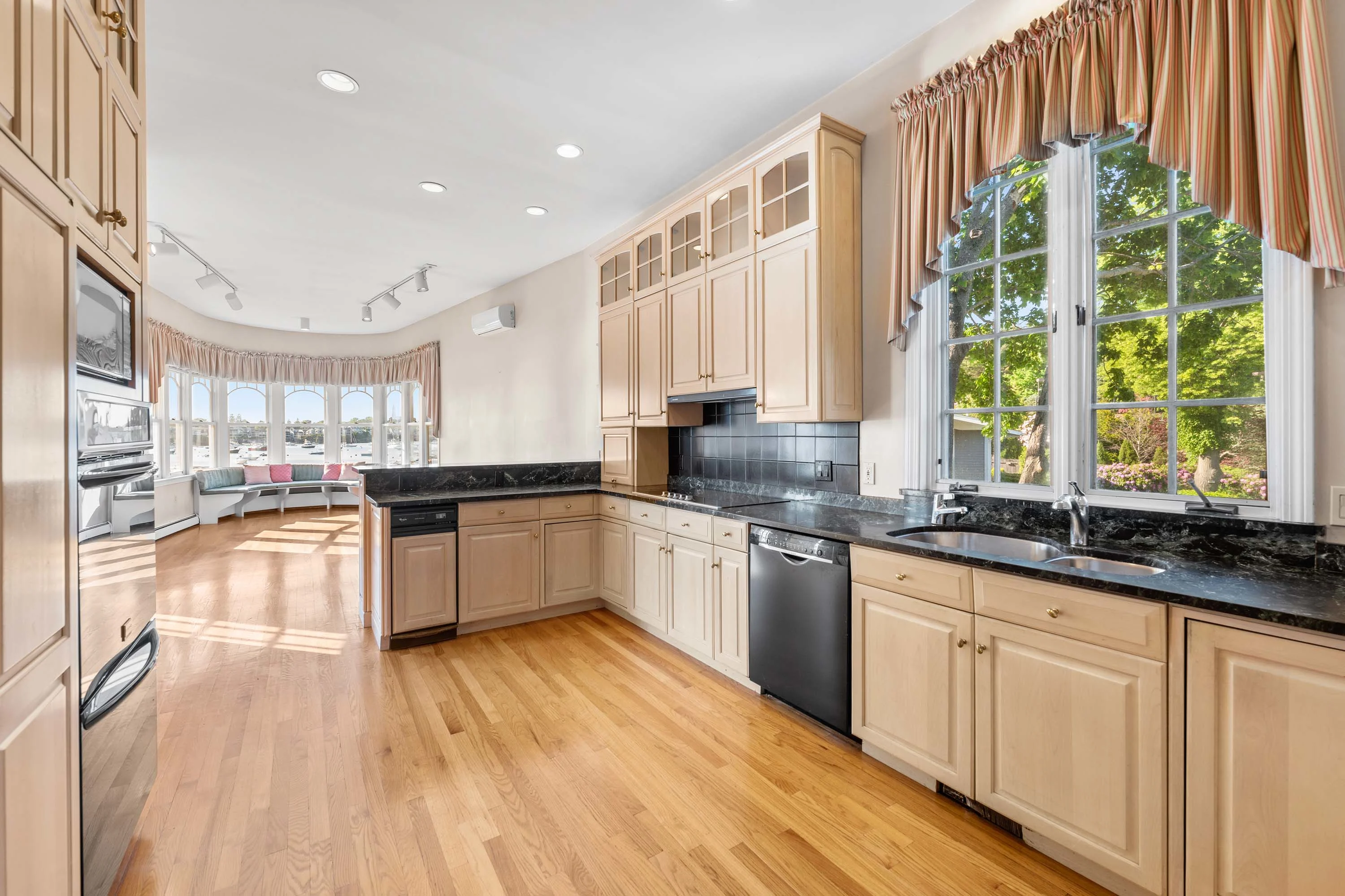 2 Foster Street, Marblehead Neck, North Shore Boston, Massachusetts 01945 - 16_-_2_Foster_St-Marblehead-MA-040_cqxvw5