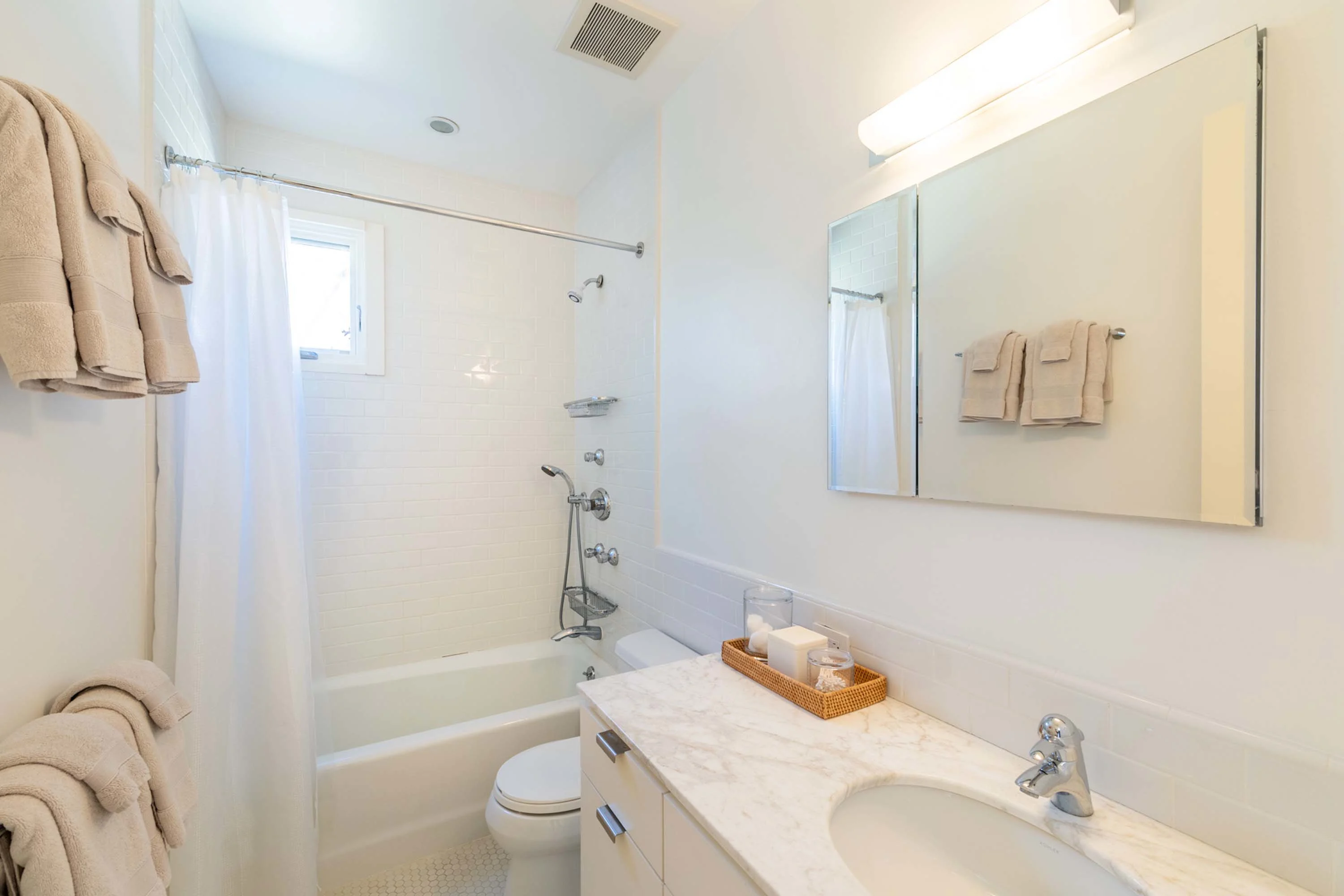 Chilmark House | 8 Snail Road, Chilmark, Martha's Vineyard, Massachusetts 02535 - 48_-_Guest_House_bath_biz9zo