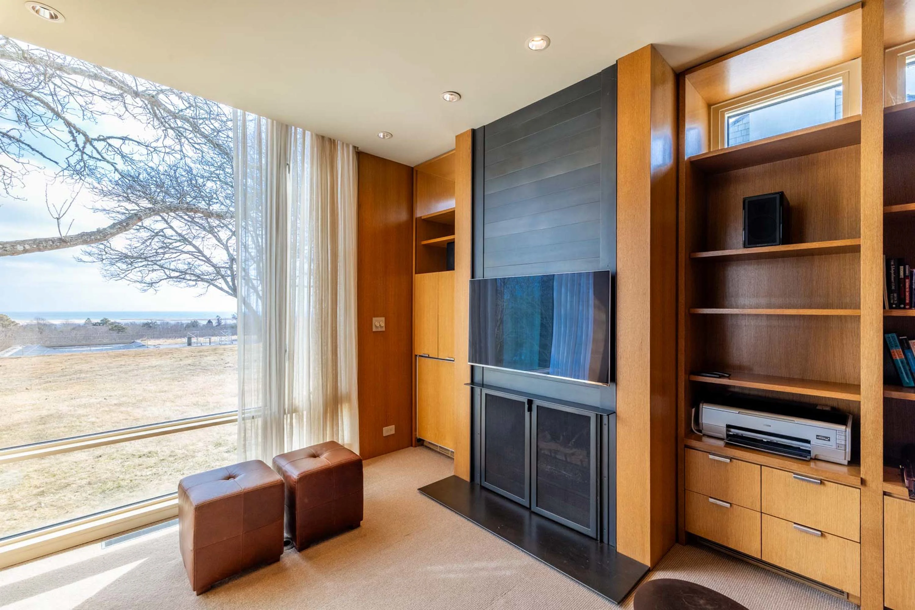 Chilmark House | 8 Snail Road, Chilmark, Martha's Vineyard, Massachusetts 02535 - 25_-_Primary_bedroom_office-den_2_lzmqp8