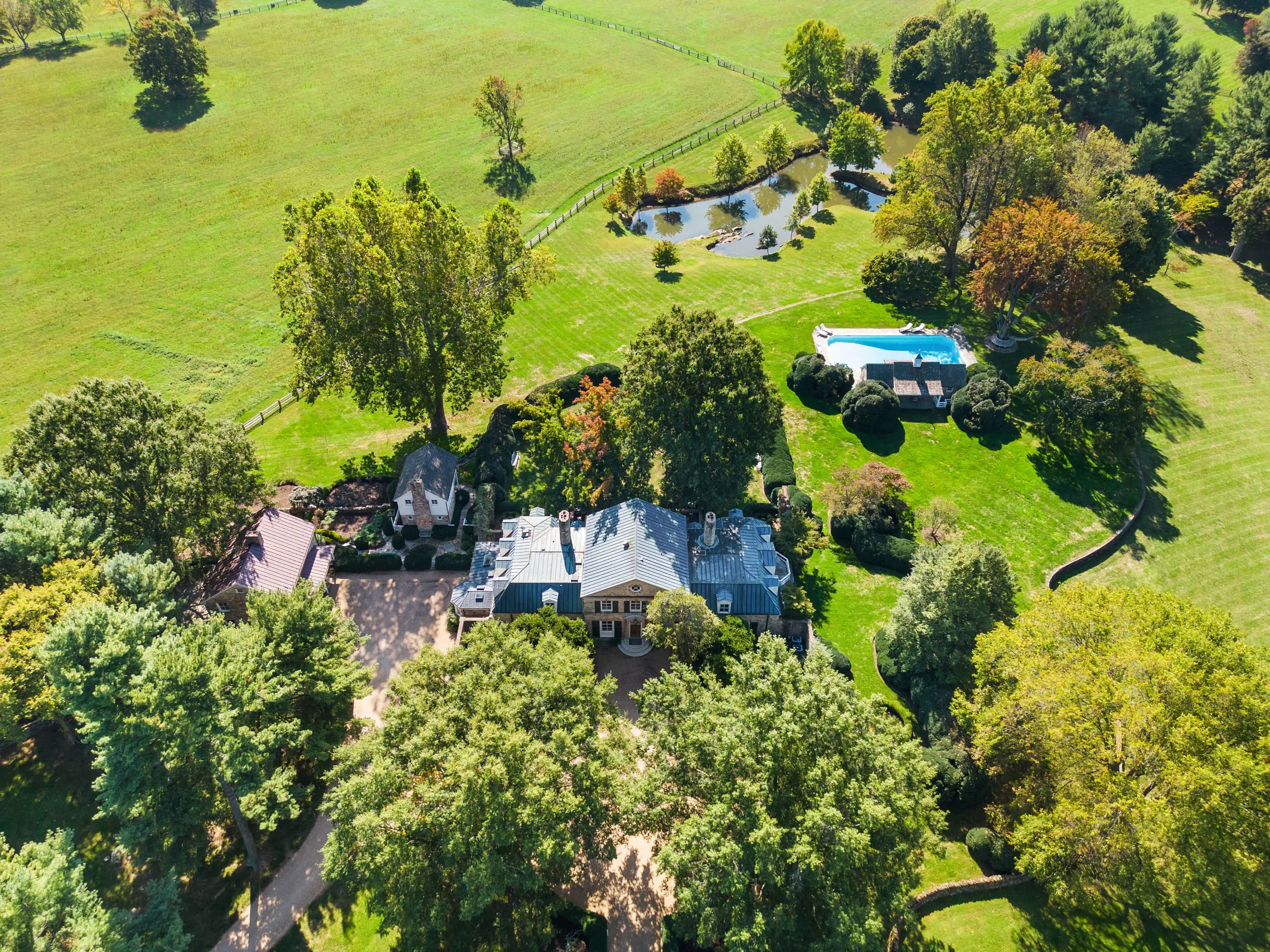 Oakendale Farm, a prestigious 435-acre estate dating to 1938, represents the pinnacle of equestrian living. 