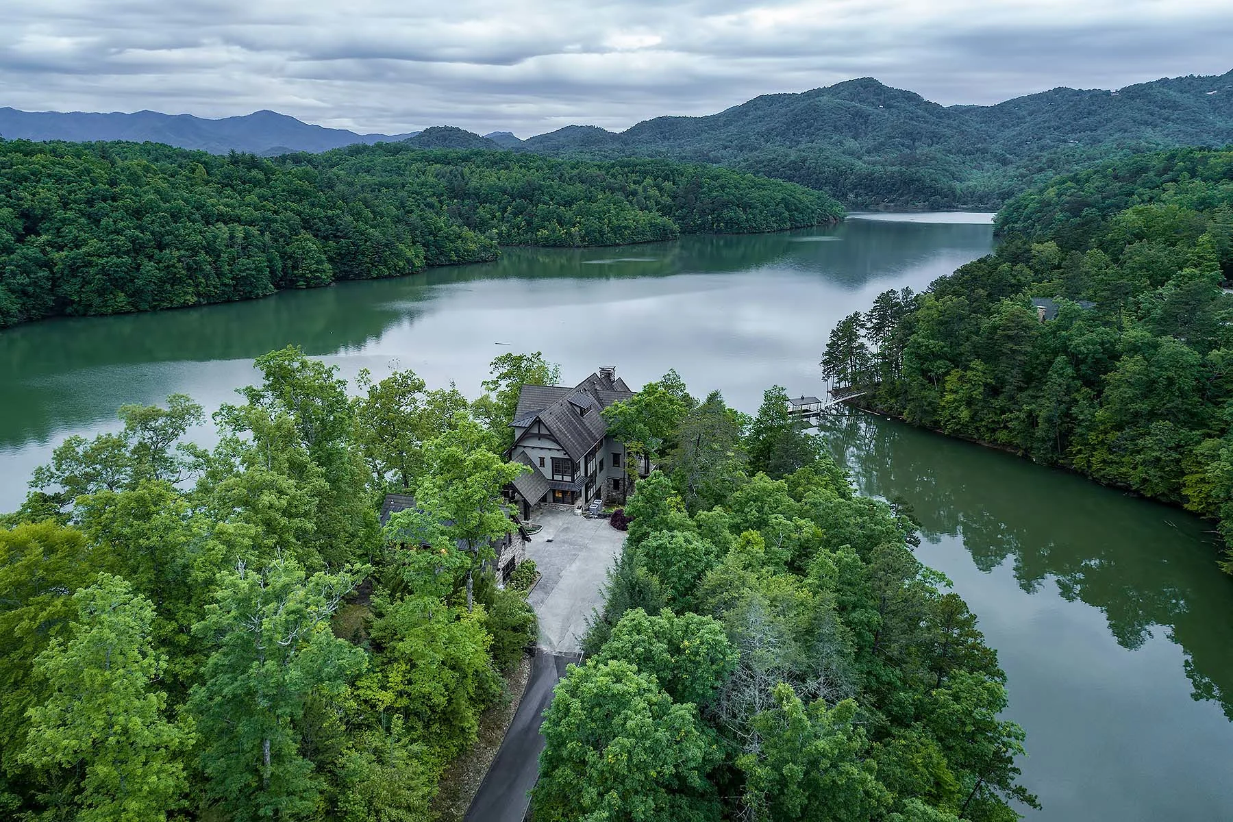410 Lakewood Drive, Smoky Mountains, North Carolina 28713 - 410-lakewood-drive-bryson-city-north-carolina01_yiyfvm