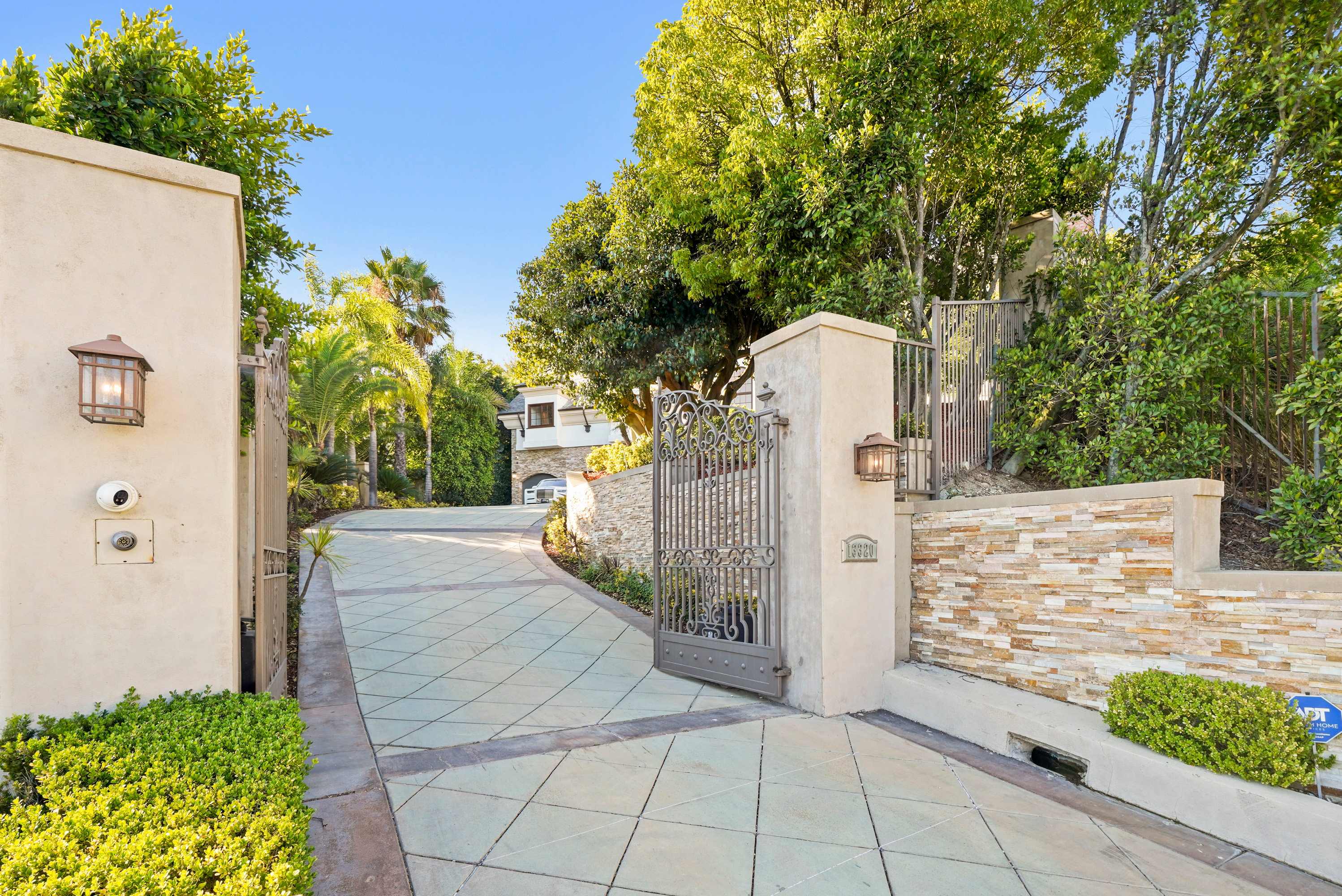 03 13320 Mulholland Drive - Luxury Real Estate - Concierge Auctions