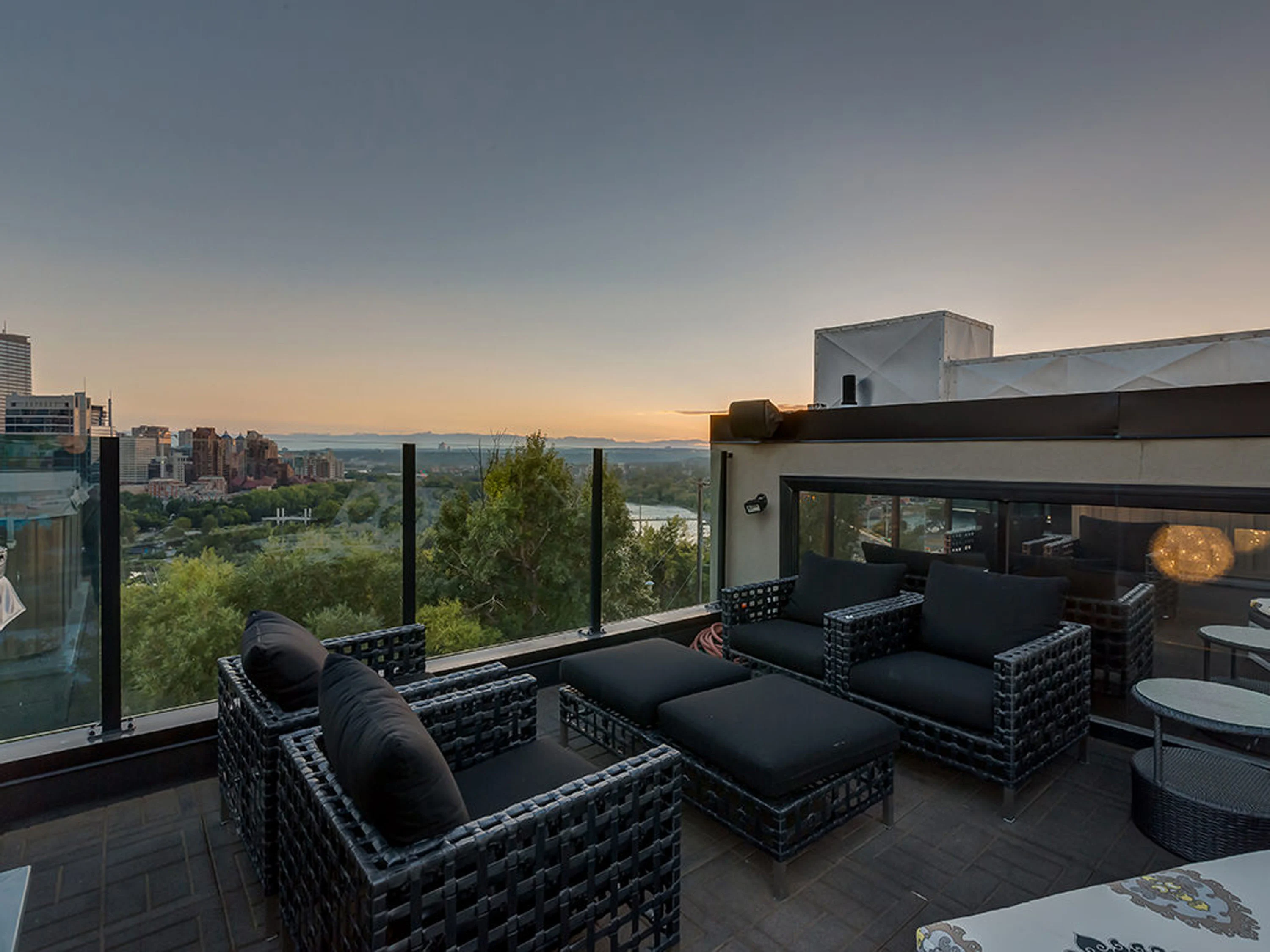 102 Crescent Road NW, Calgary, Alberta T2M 3Z9, Canada - 102-crescent-road-north-west-calgary-alberta-canada61_yefbfh
