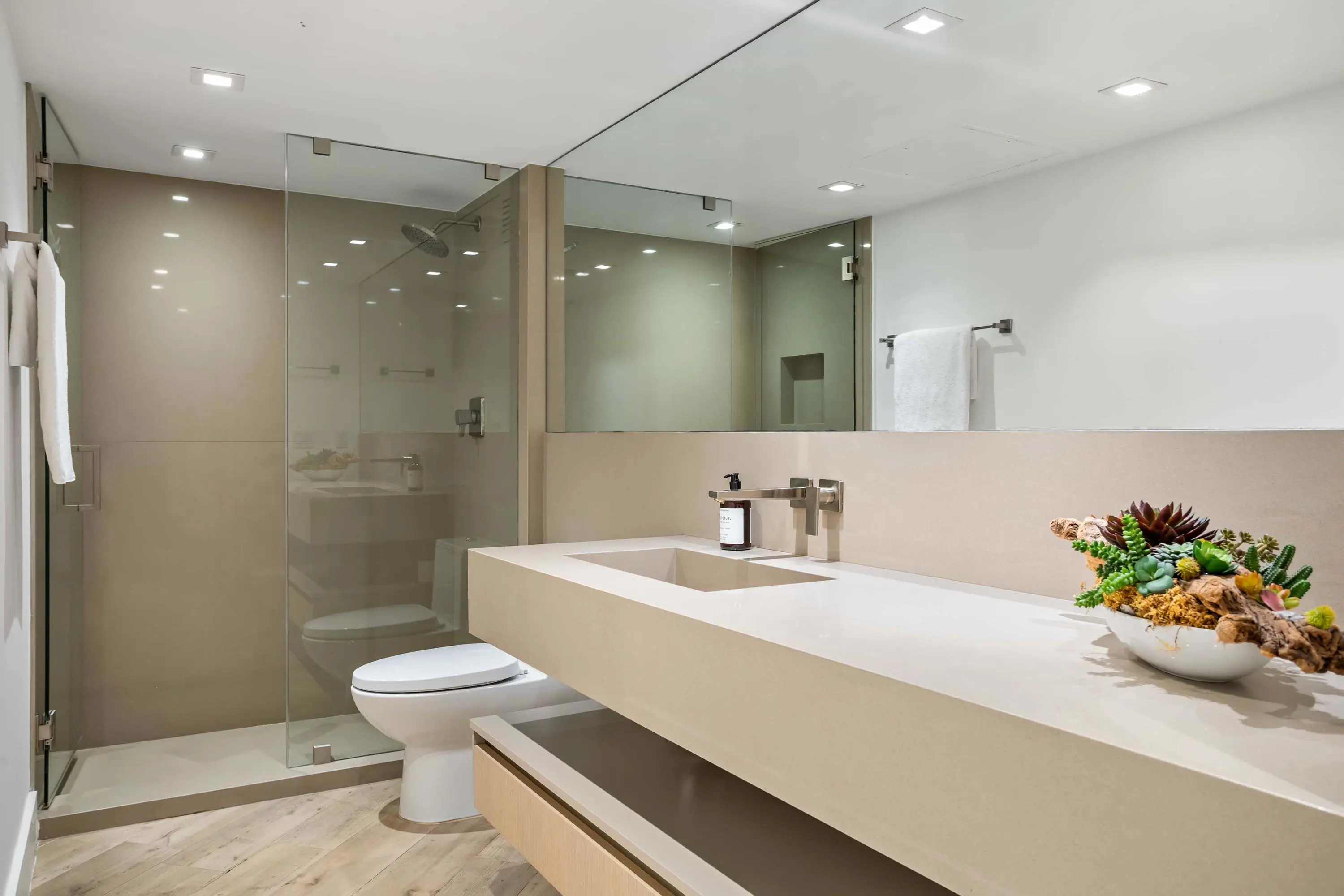 20 2301 Collins Ave Apt 1432 - Luxury Real Estate - Concierge Auctions