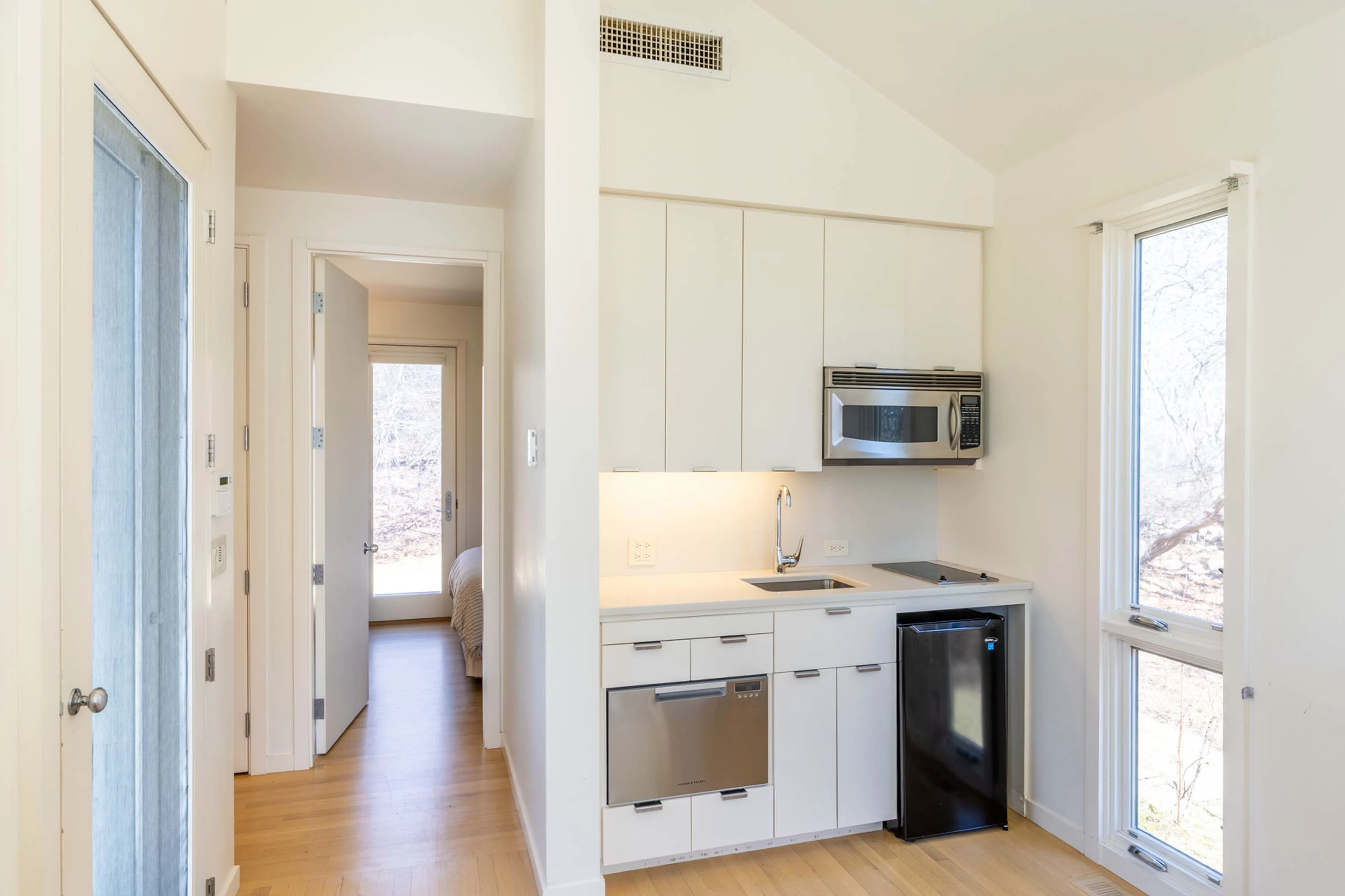 Chilmark House | 8 Snail Road, Chilmark, Martha's Vineyard, Massachusetts 02535 - 45_-_Guest_House_Kitchen_r6i8ge