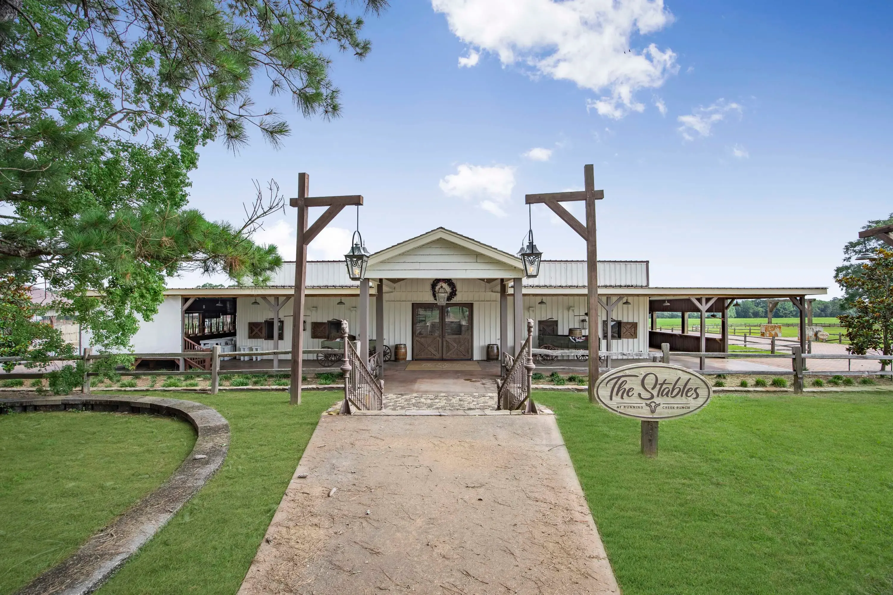 Running Creek Ranch redefines luxury ranch living in the heart of Southeast Mississippi. Spanning an impressive 228 acres and currently Orvis-endorsed, the ranch offers 20 sporting clay shooting stations, breathtaking pastoral views and rolling hills, two