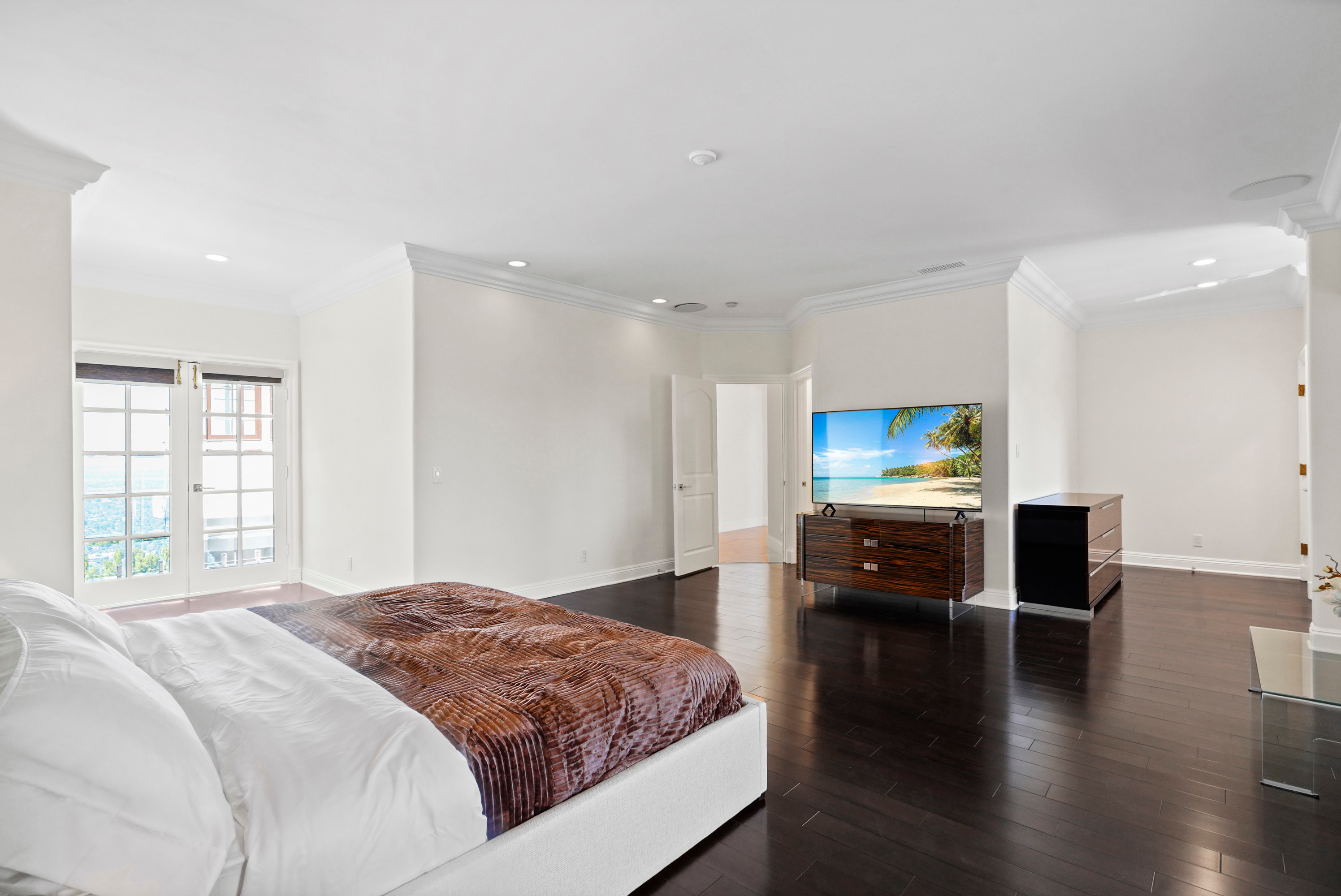 46 13320 Mulholland Drive - Luxury Real Estate - Concierge Auctions