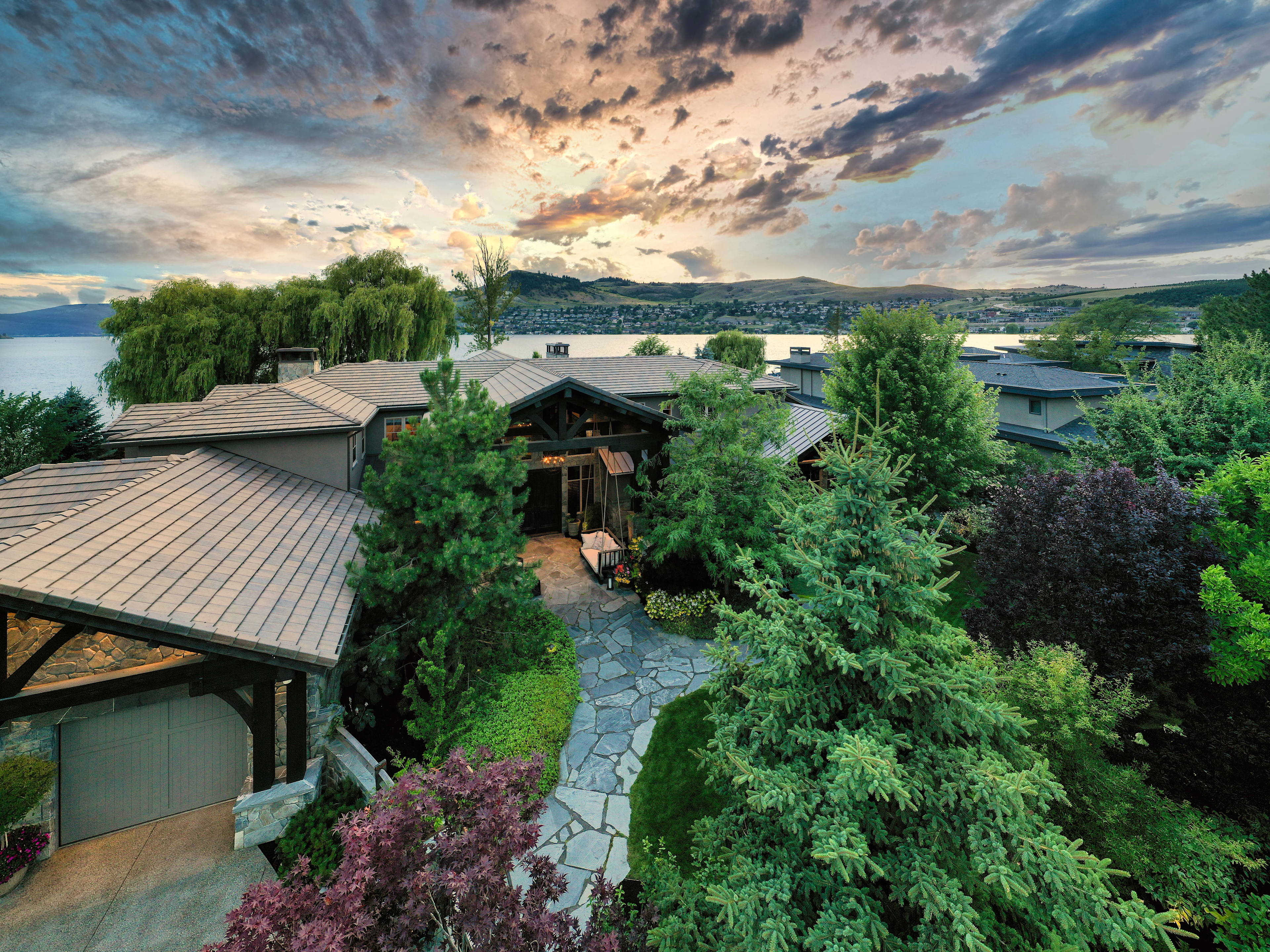 8200 Kalavista Drive, Kalamalka Lake, British Columbia V1B 1K3, Canada - 8200-kalavista-drive-kalamalka-lake-british-columbia_01_cfkonx