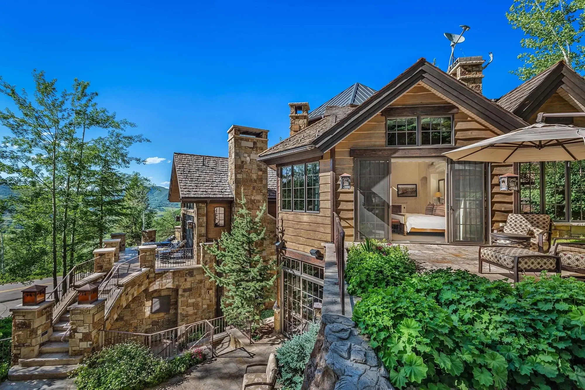 A modern, light-filled Colorado mountain retreat with ski-in/ski-out access to Snowmass Ski Resort and fantastic living spaces.