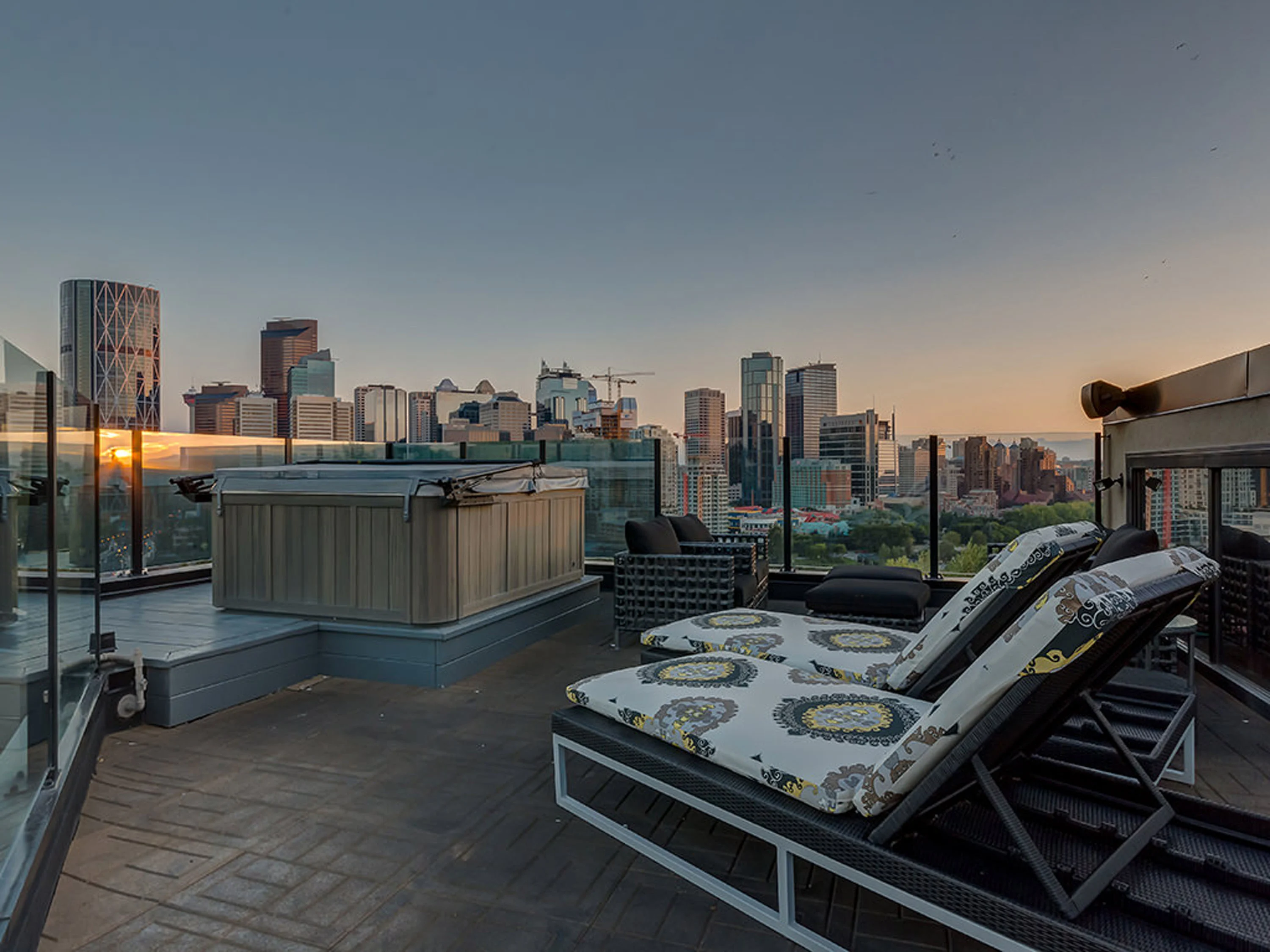 102 Crescent Road NW, Calgary, Alberta T2M 3Z9, Canada - 102-crescent-road-north-west-calgary-alberta-canada60_vajvky