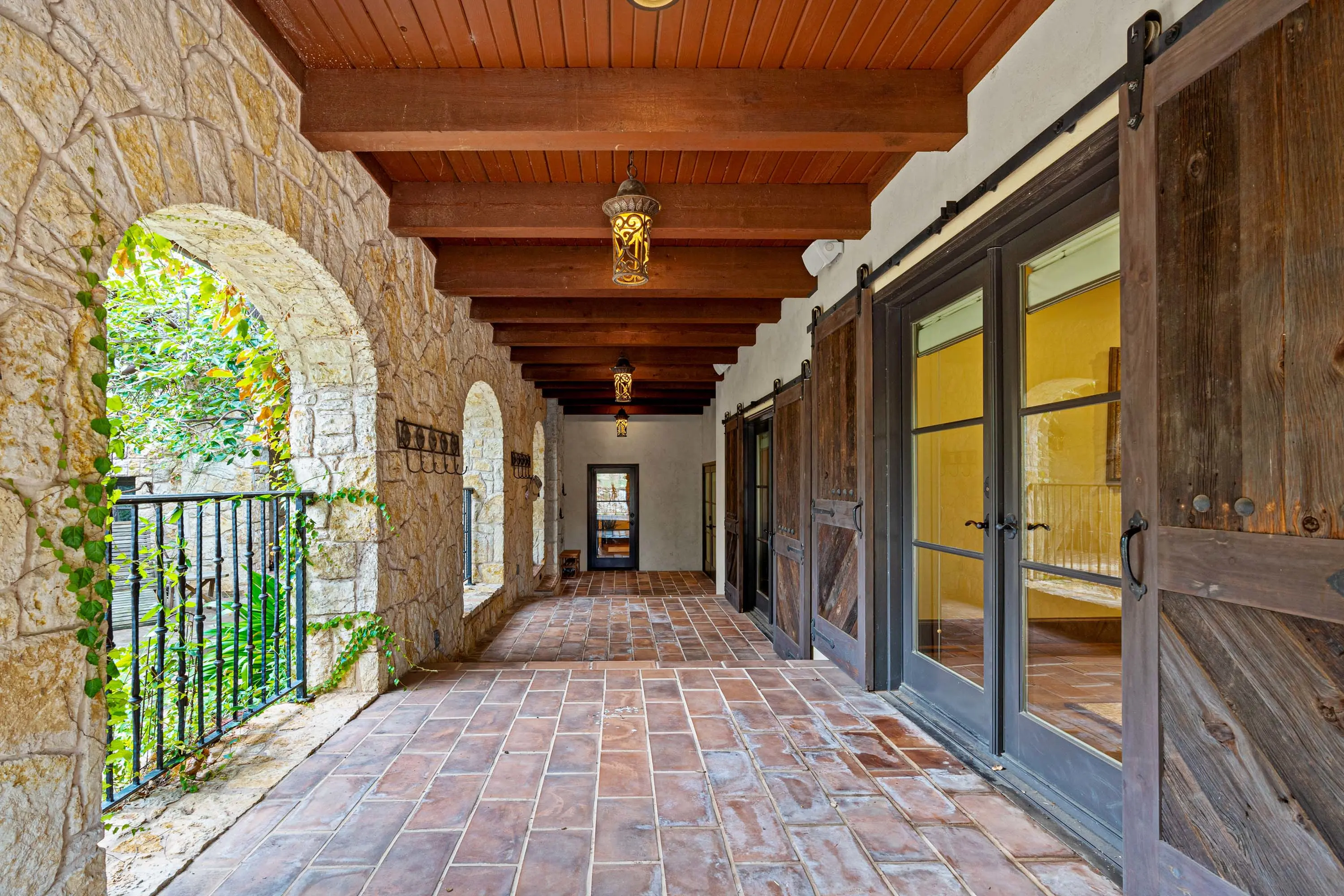 06 1011 Lakeview Point Drive - Luxury Real Estate - Concierge Auctions