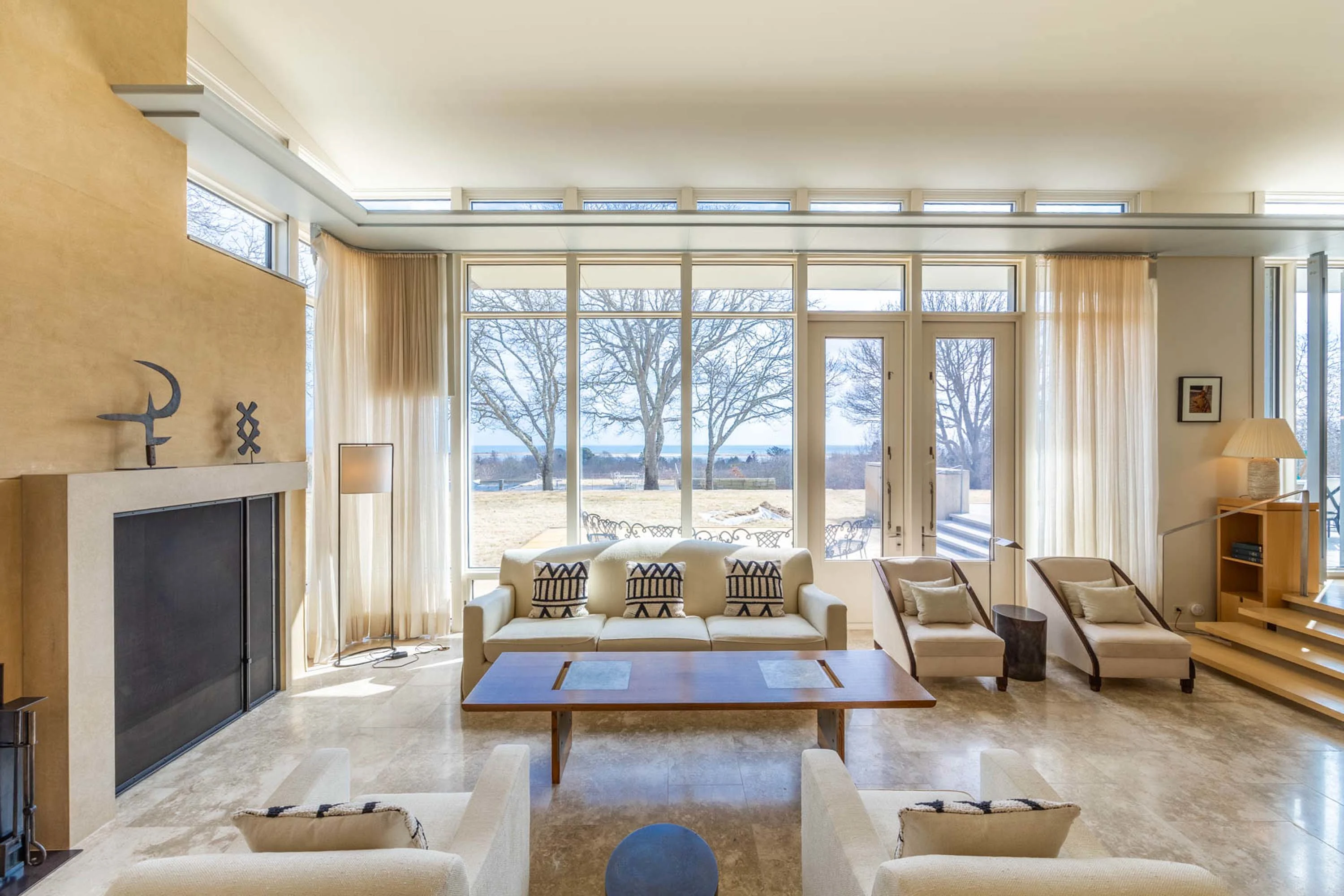Chilmark House | 8 Snail Road, Chilmark, Martha's Vineyard, Massachusetts 02535 - 2_-_Living_room_3_ydprpf