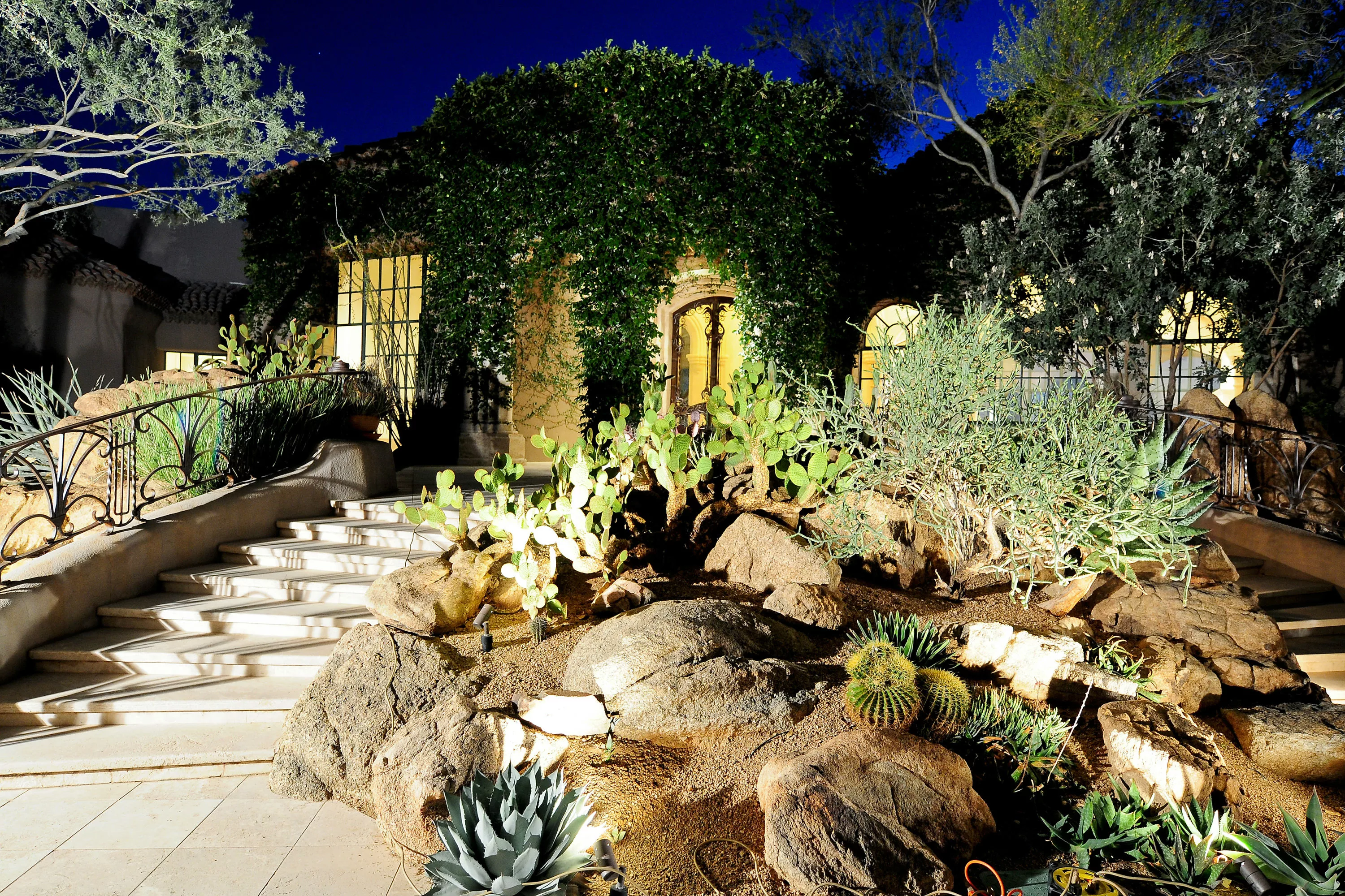 9422 East Happy Valley Road, Scottsdale, Arizona 85255 - front_courtyard_qdb8tq