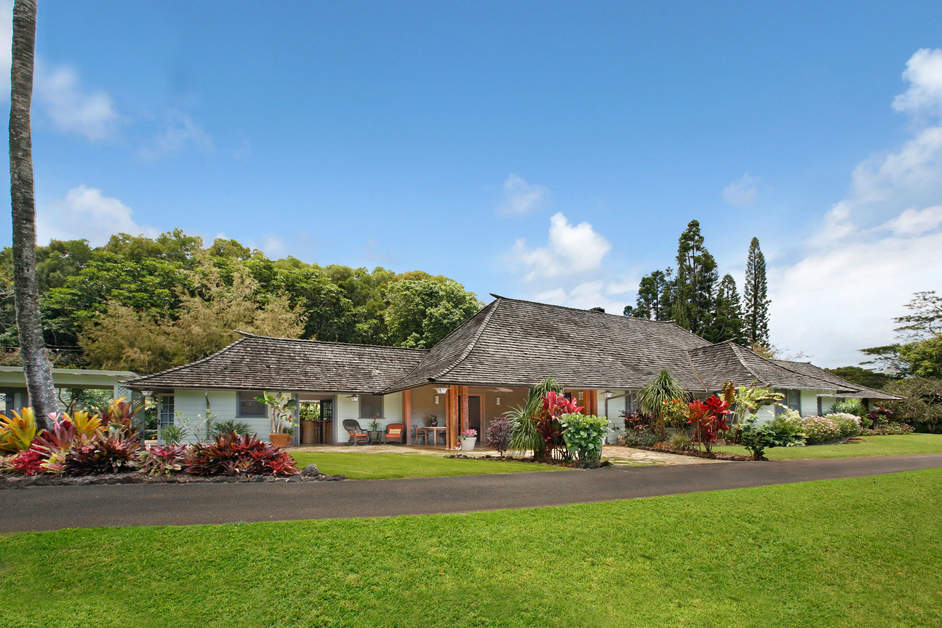 Olu Pua Gardens, Kauai, Hawaii  - olu-pua-gardens-kalaheo-kauai-hi-01-22-22-26-2626_rnaw5v