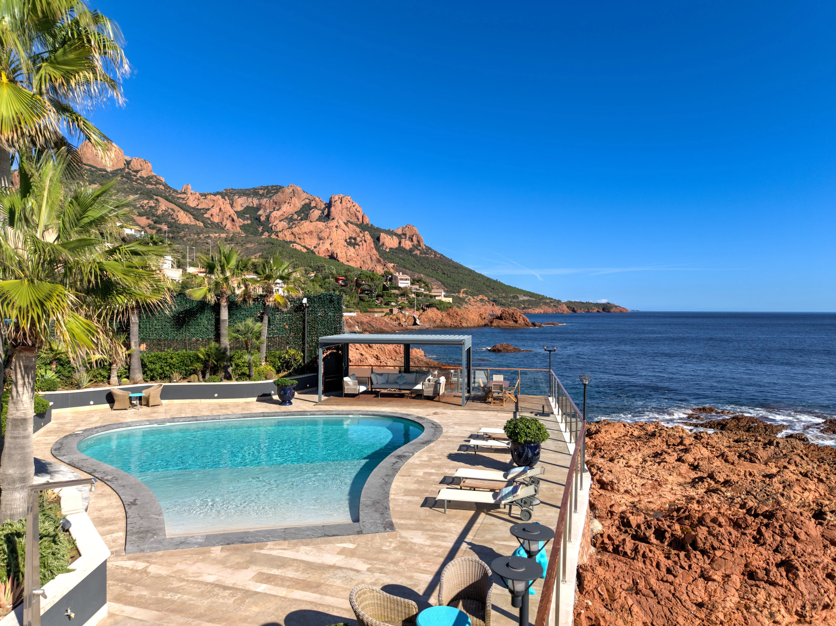 Nestled between Cannes and Saint-Tropez, Villa Corallina beckons from the stunning Corniche d’Or waterfront of Anthéor.