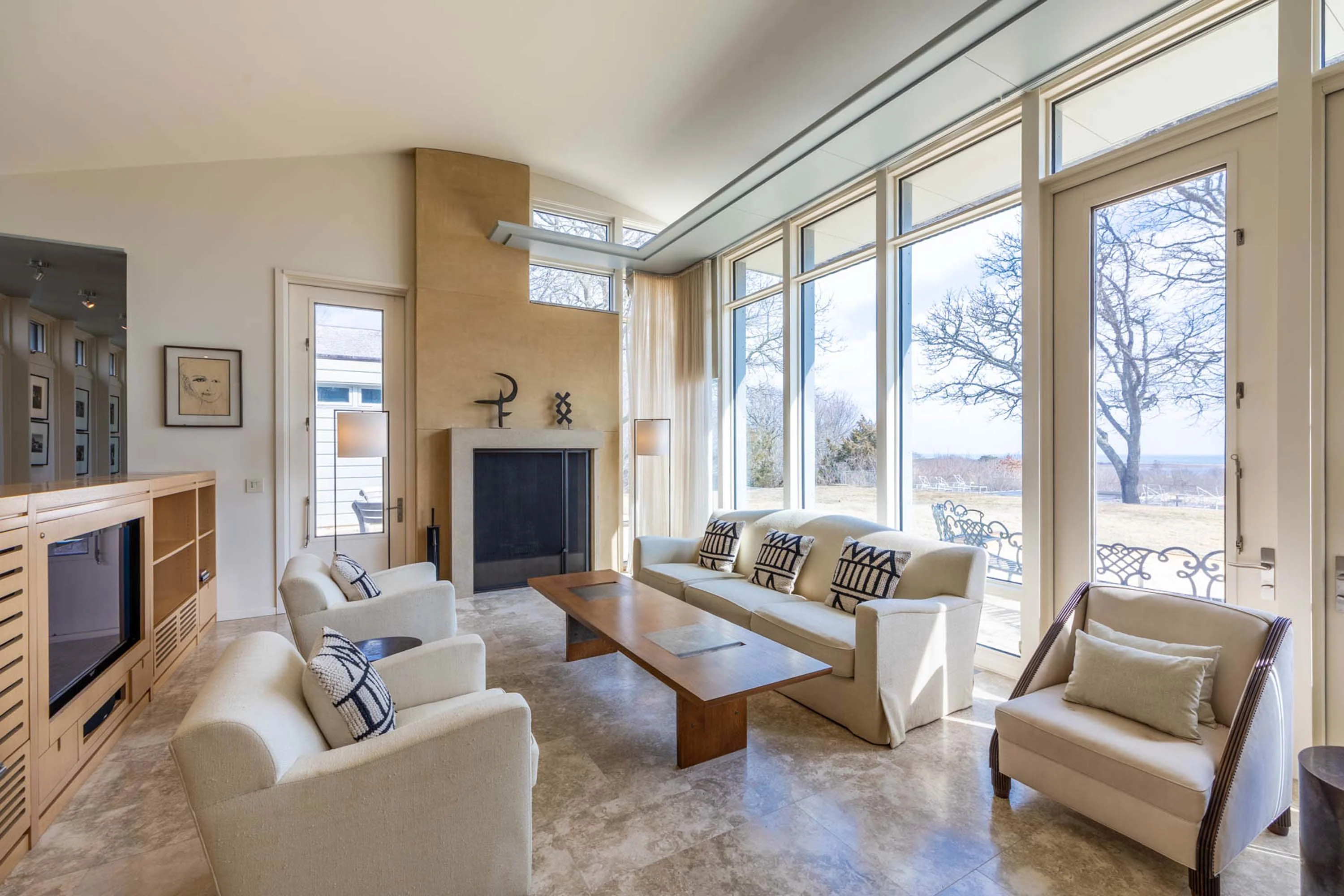 Chilmark House | 8 Snail Road, Chilmark, Martha's Vineyard, Massachusetts 02535 - 14_-_Living_room_5_p1j2yy