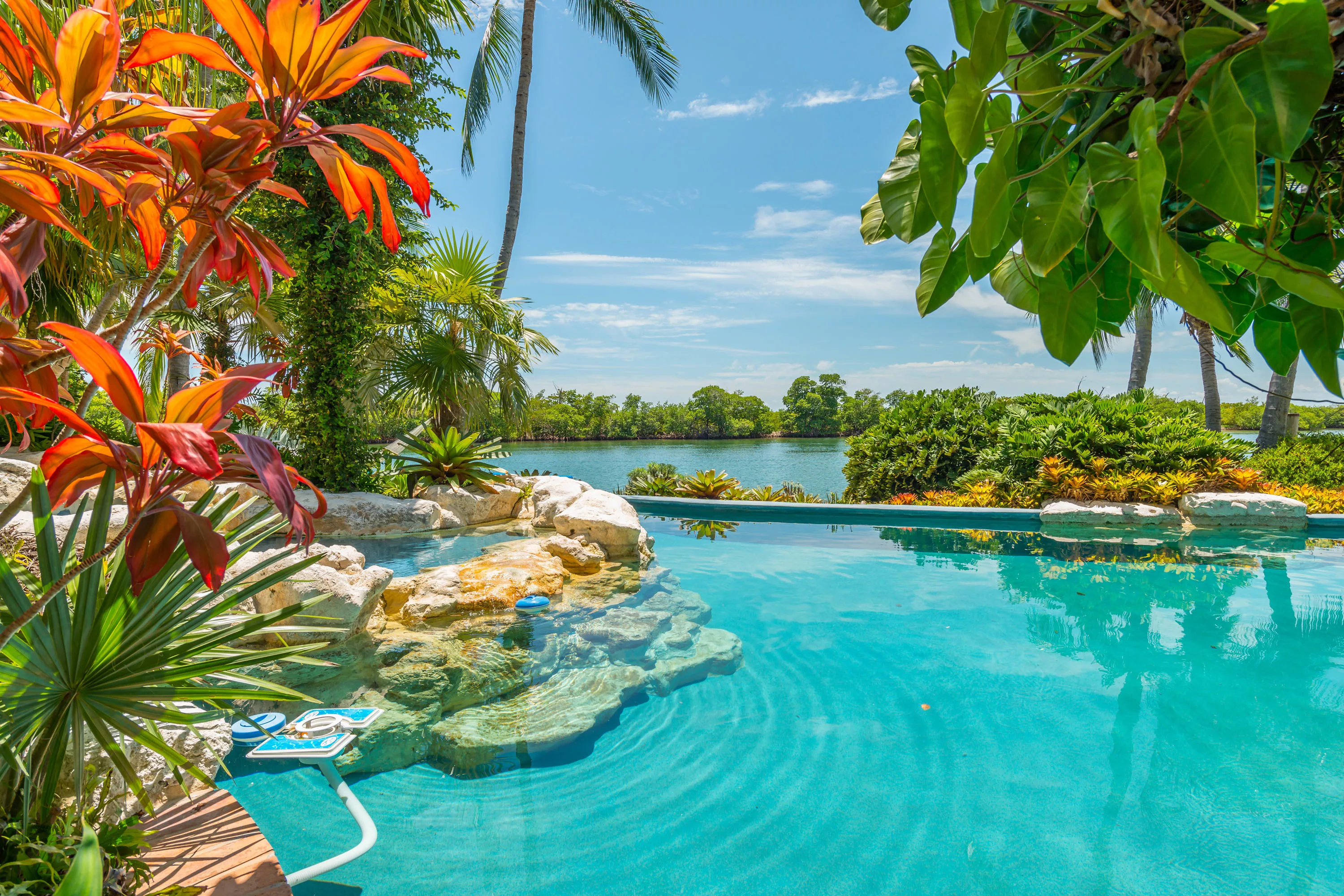 960 Harbor Drive, Key Biscayne, Florida 33149 - 960-harbor-drive-key-biscayne-florida47_ia01cn