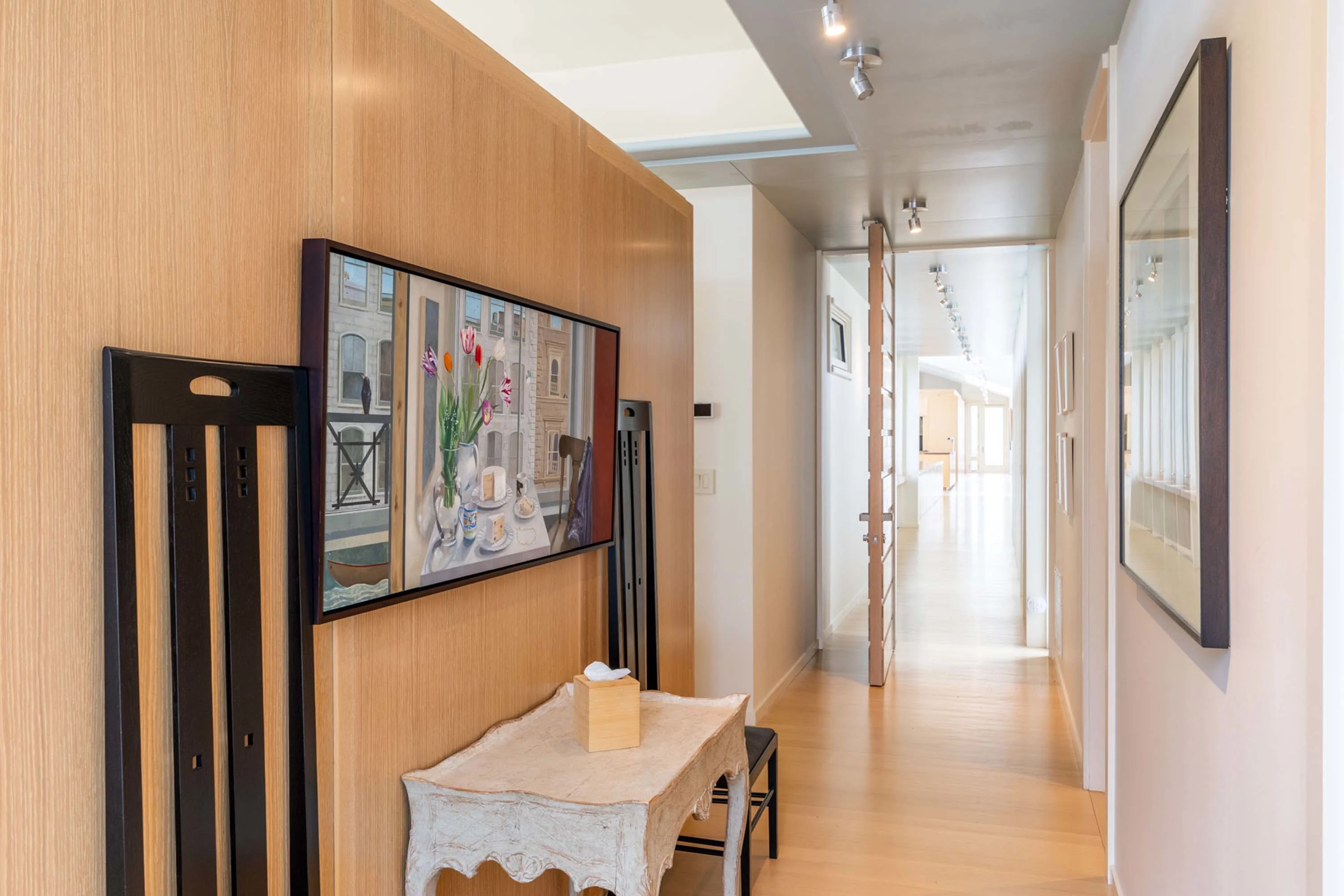 Chilmark House | 8 Snail Road, Chilmark, Martha's Vineyard, Massachusetts 02535 - 22_-_Primary_bedroom_hallway_qskeky