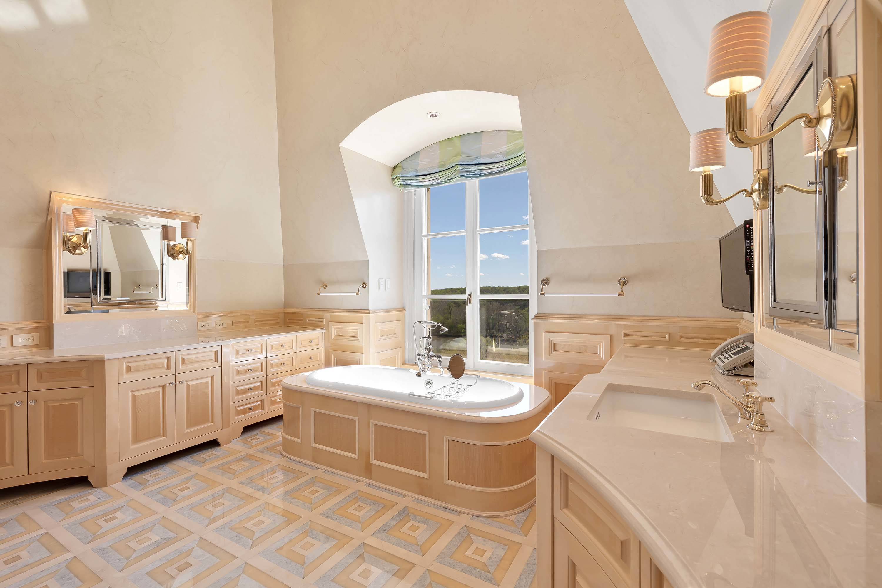 28 11900 River Rd, Potomac, MD 20854 - Luxury Real Estate - Concierge Auctions