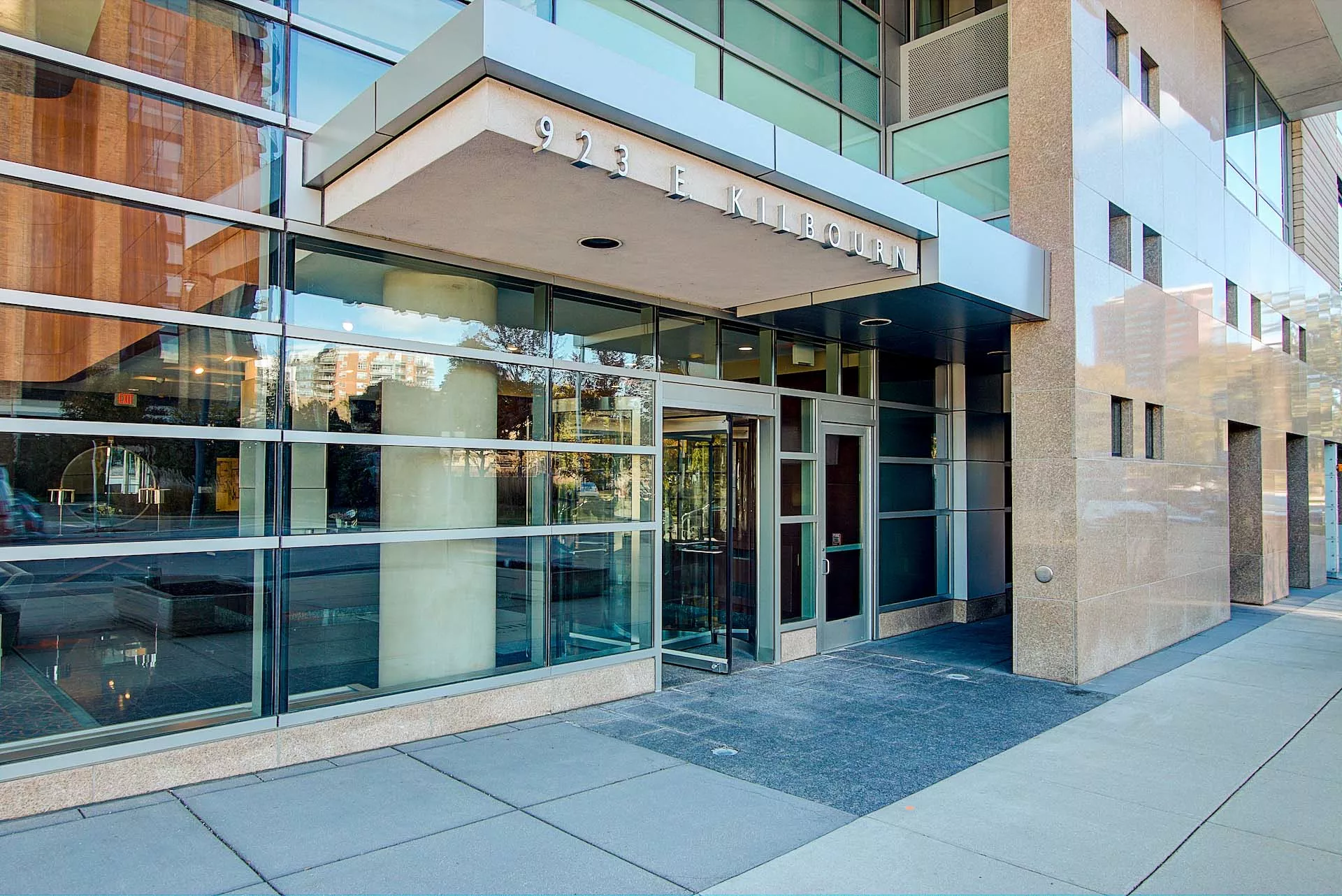 923 E Kilbourn Avenue, Milwaukee, Wisconsin 53202 - 923-east-kilbourn-avenue-unit-3200-milwaukee-wisconsin06_qftfae