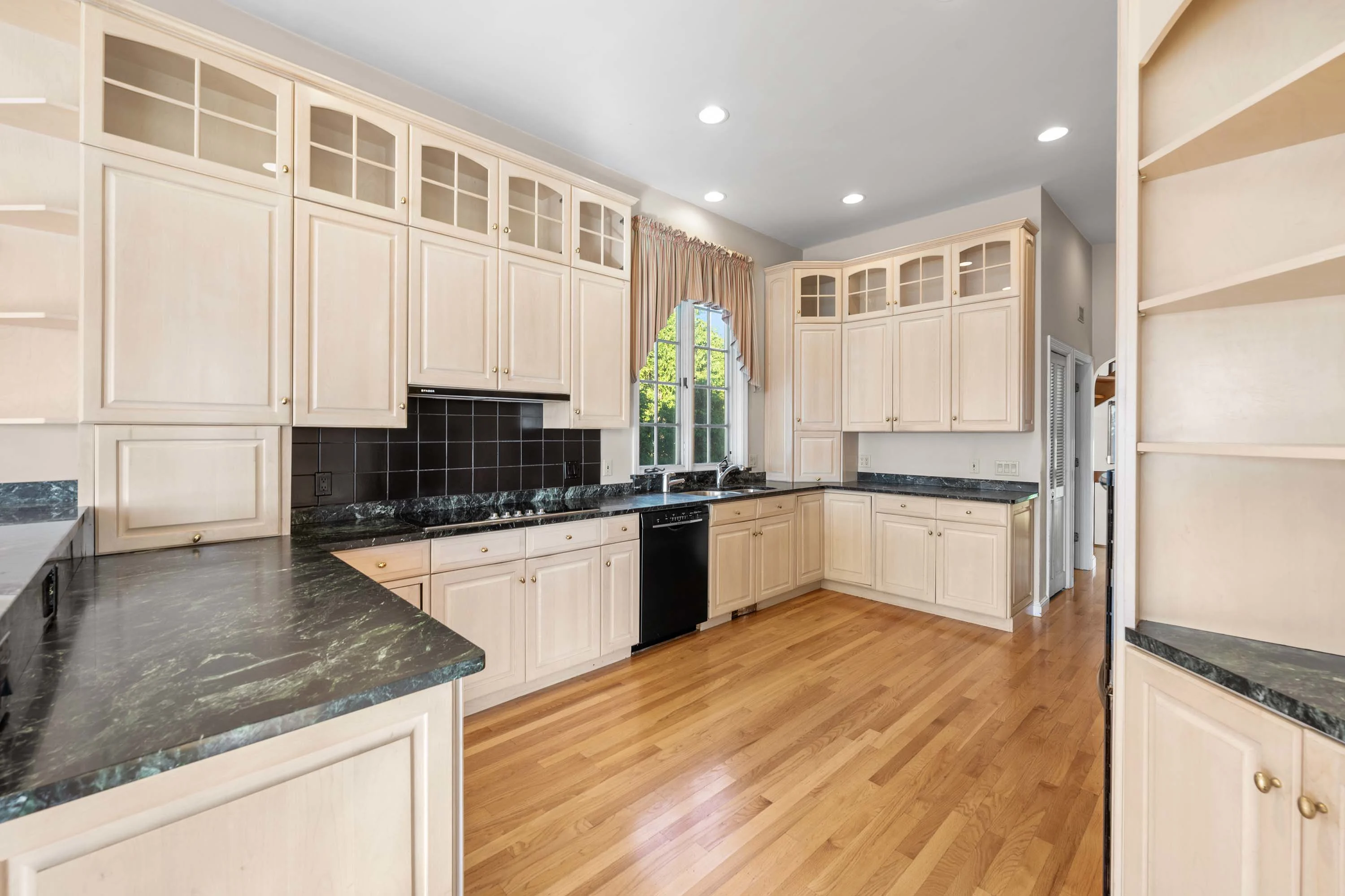 2 Foster Street, Marblehead Neck, North Shore Boston, Massachusetts 01945 - 14_-_2_Foster_St-Marblehead-MA-036_qmndvf