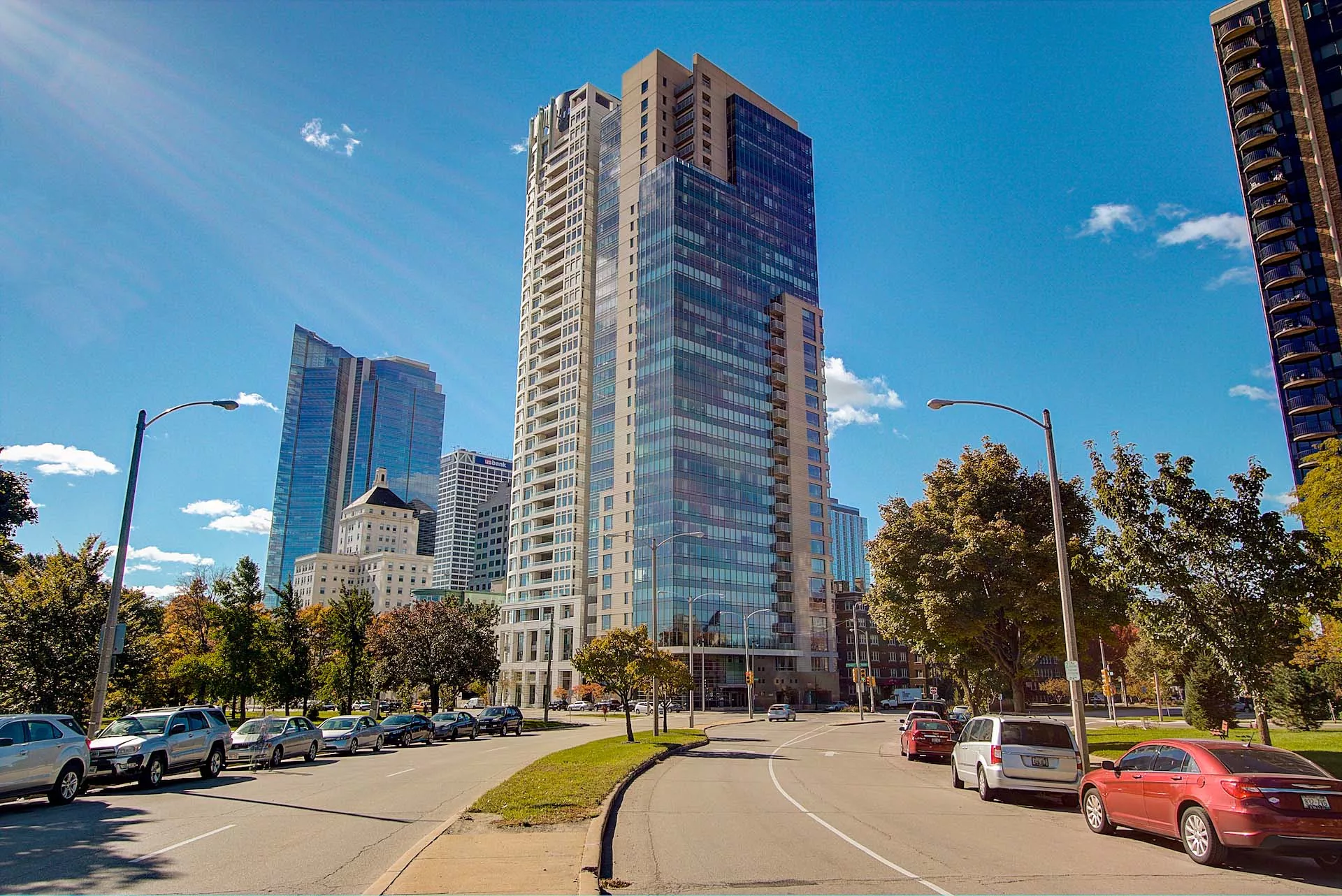 923 E Kilbourn Avenue, Milwaukee, Wisconsin 53202 - 923-east-kilbourn-avenue-unit-3200-milwaukee-wisconsin01_iqqkgv