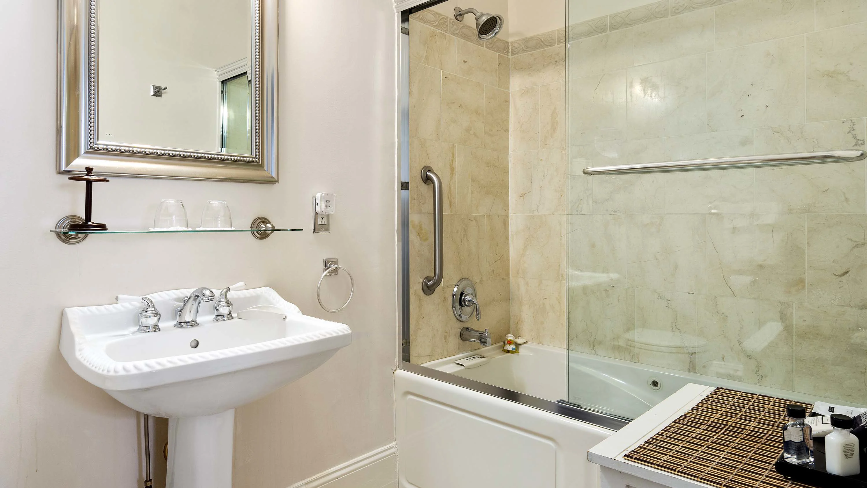 51 Walker Street, The Berkshires, Massachusetts 01240 - gateways-inn-51-walker-street-lenox-massachusetts21_ak4eh1