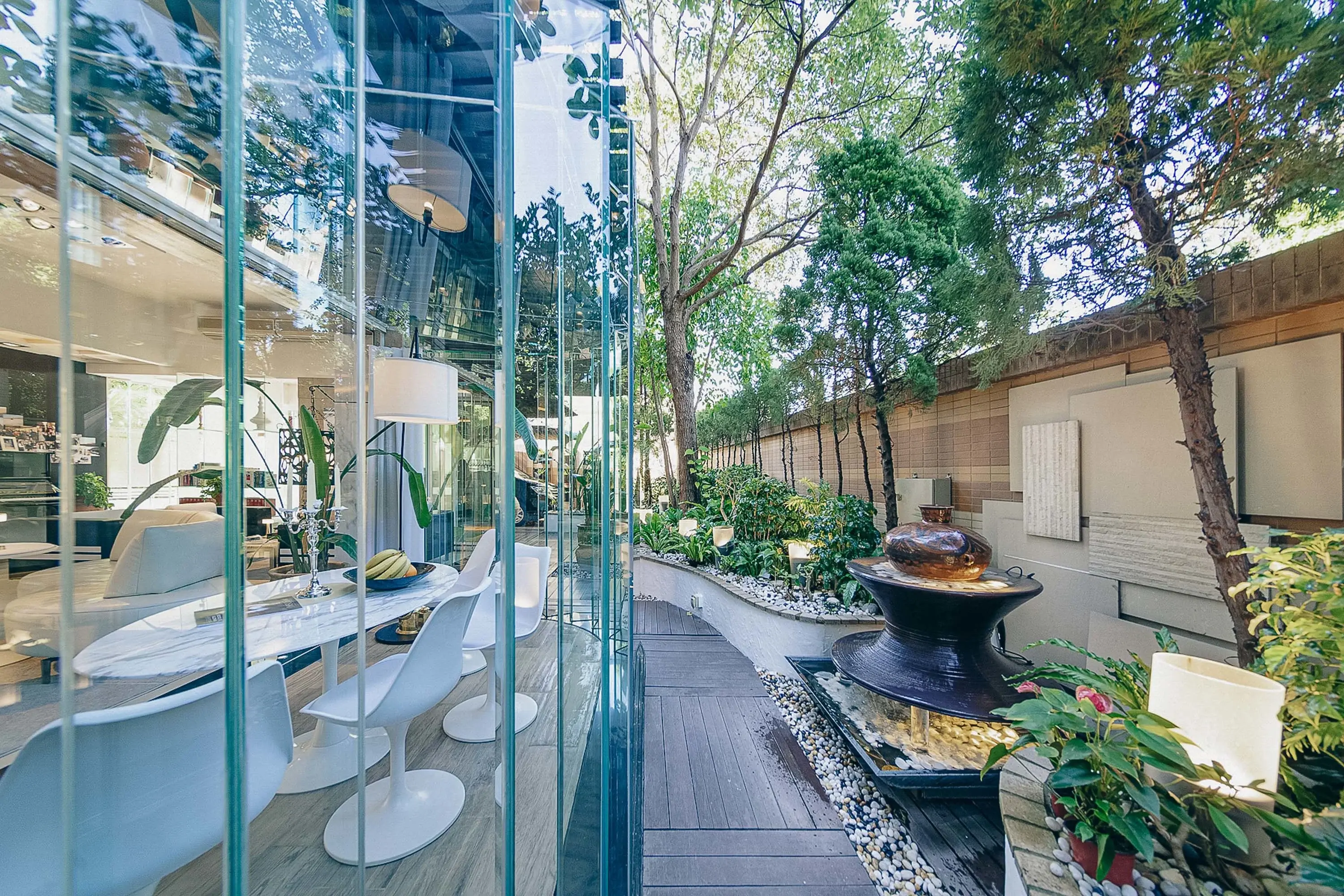 This designer home offers a coveted retreat, a rare fusion of modern luxury and serene countryside living. Steps away from the world-renowned Fanling Golf Course, this property makes for the perfect holiday home after a round of golf and is perfect for ho