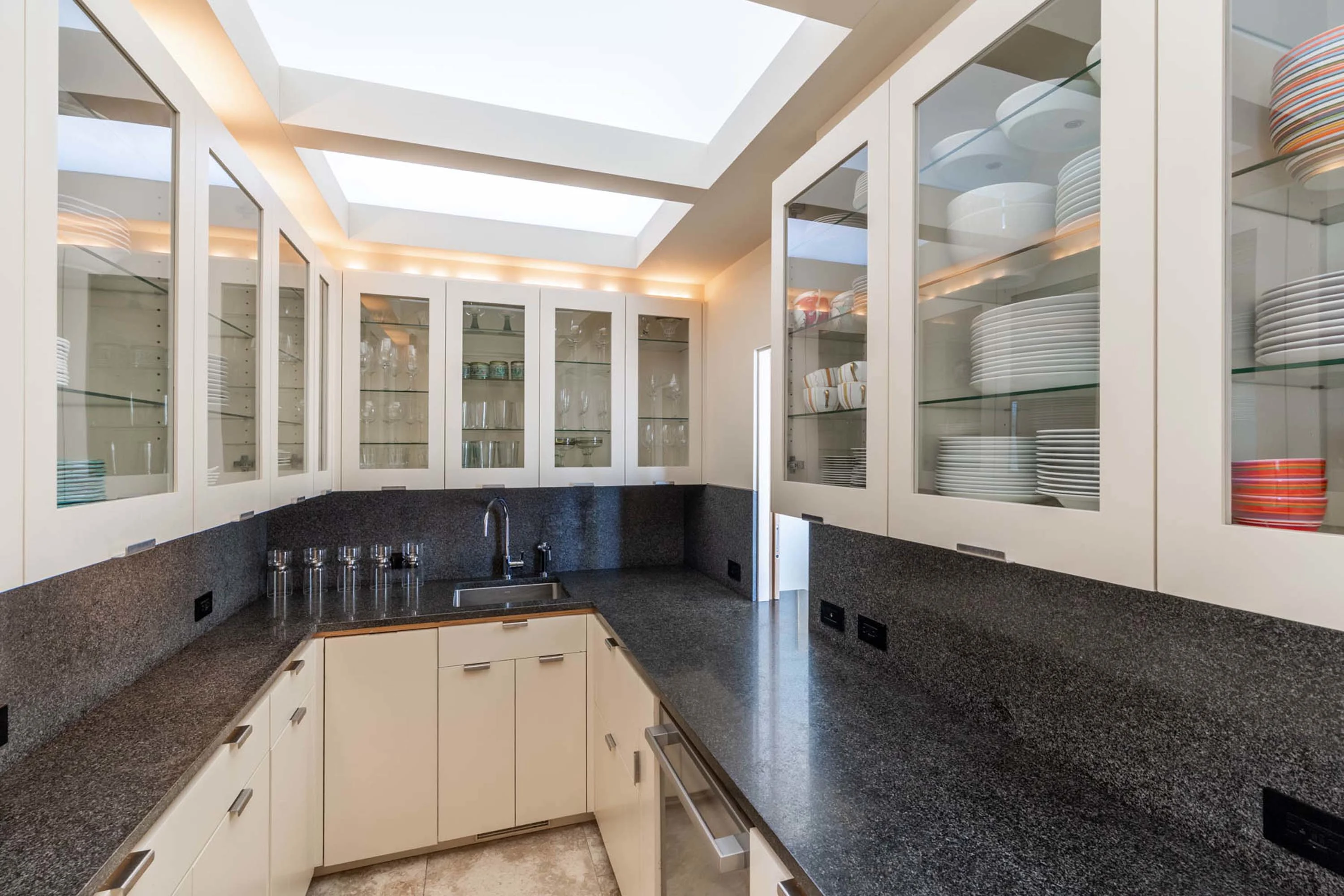 Chilmark House | 8 Snail Road, Chilmark, Martha's Vineyard, Massachusetts 02535 - 21_-_Pantry_fs3tl9